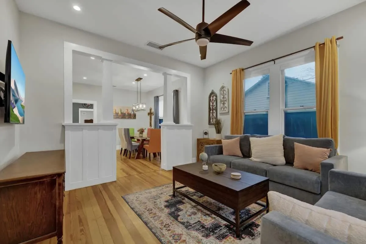 Living room in Tolle Haus: W/Pool & Firepit-Walk to Schlitterbahn, Comal Chutes & Downtown!