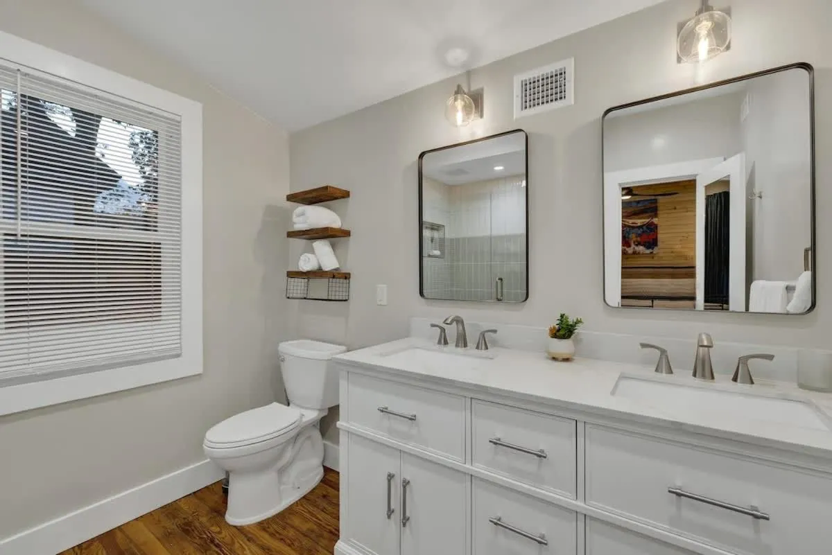 Bathroom in Tolle Haus: W/Pool & Firepit-Walk to Schlitterbahn, Comal Chutes & Downtown!