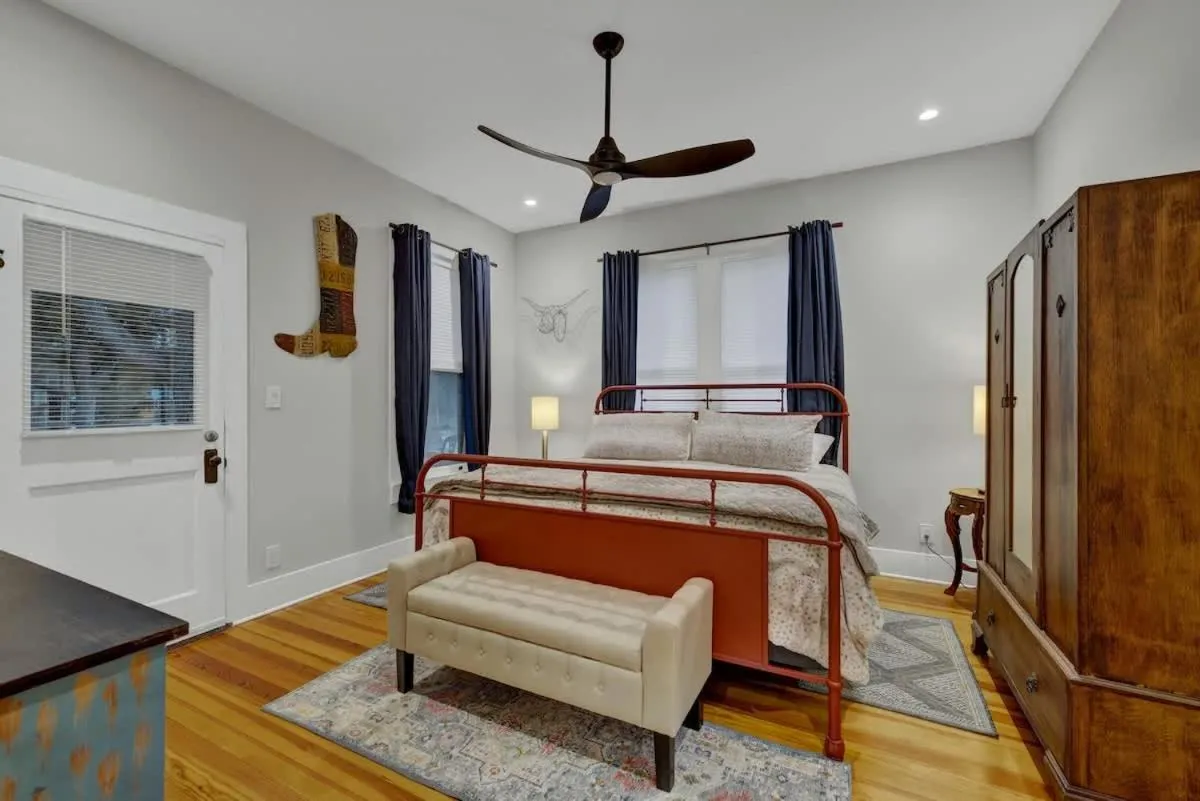 Bed in Tolle Haus: W/Pool & Firepit-Walk to Schlitterbahn, Comal Chutes & Downtown!