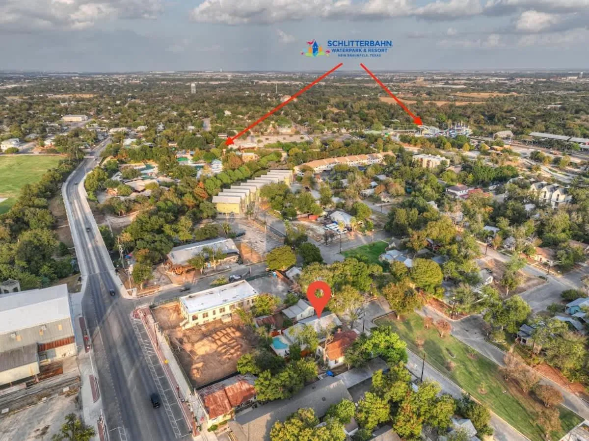 Property building in Tolle Haus: W/Pool & Firepit-Walk to Schlitterbahn, Comal Chutes & Downtown!