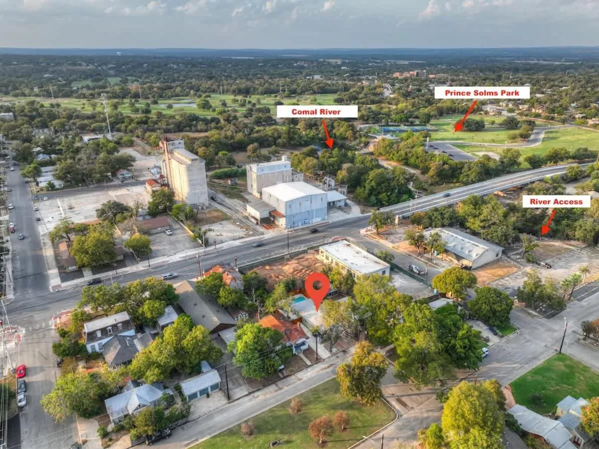 Other in Tolle Haus: W/Pool & Firepit-Walk to Schlitterbahn, Comal Chutes & Downtown!