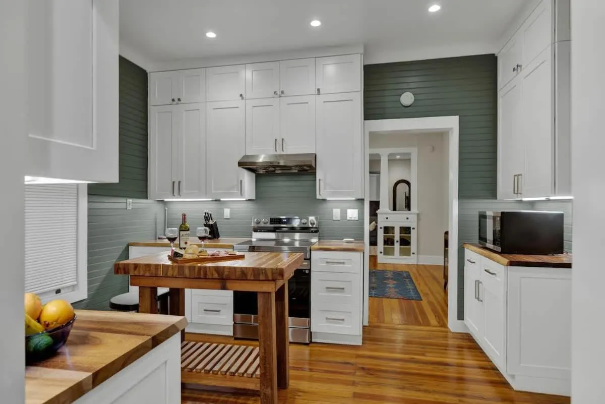 Kitchen or kitchenette in Tolle Haus: W/Pool & Firepit-Walk to Schlitterbahn, Comal Chutes & Downtown!