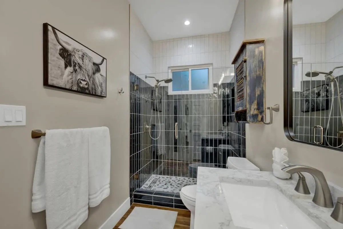 Bathroom in Tolle Haus: W/Pool & Firepit-Walk to Schlitterbahn, Comal Chutes & Downtown!