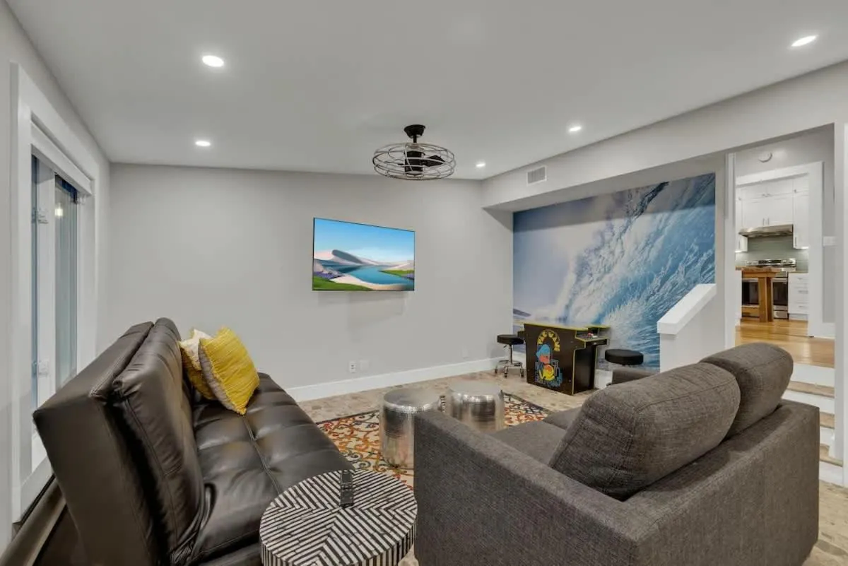 Living room in Tolle Haus: W/Pool & Firepit-Walk to Schlitterbahn, Comal Chutes & Downtown!