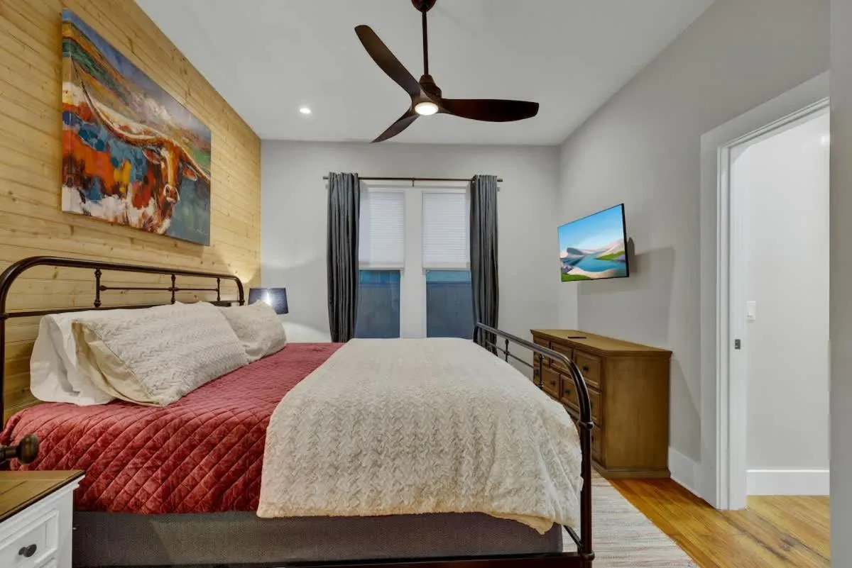 Bed in Tolle Haus: W/Pool & Firepit-Walk to Schlitterbahn, Comal Chutes & Downtown!