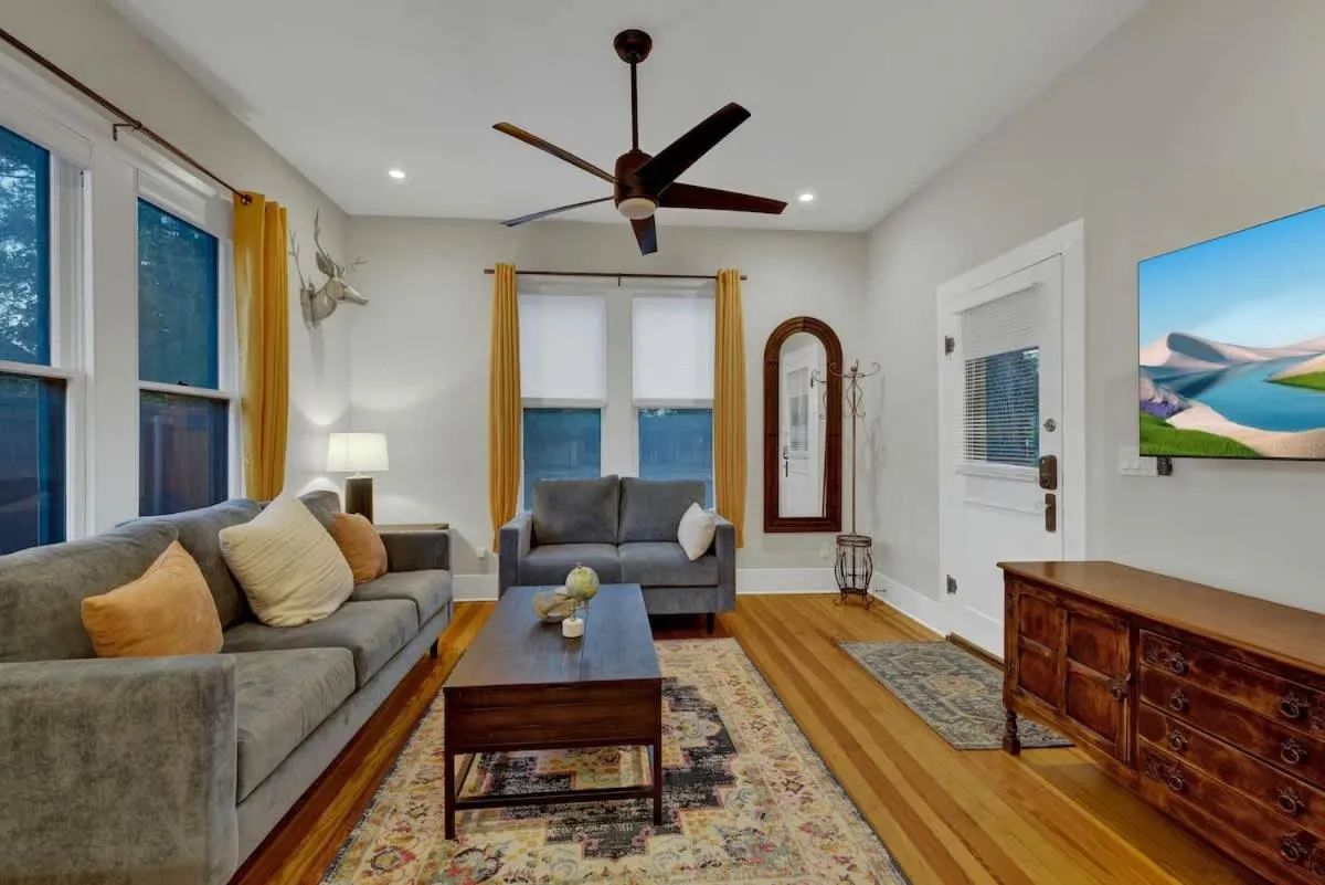 Living room in Tolle Haus: W/Pool & Firepit-Walk to Schlitterbahn, Comal Chutes & Downtown!