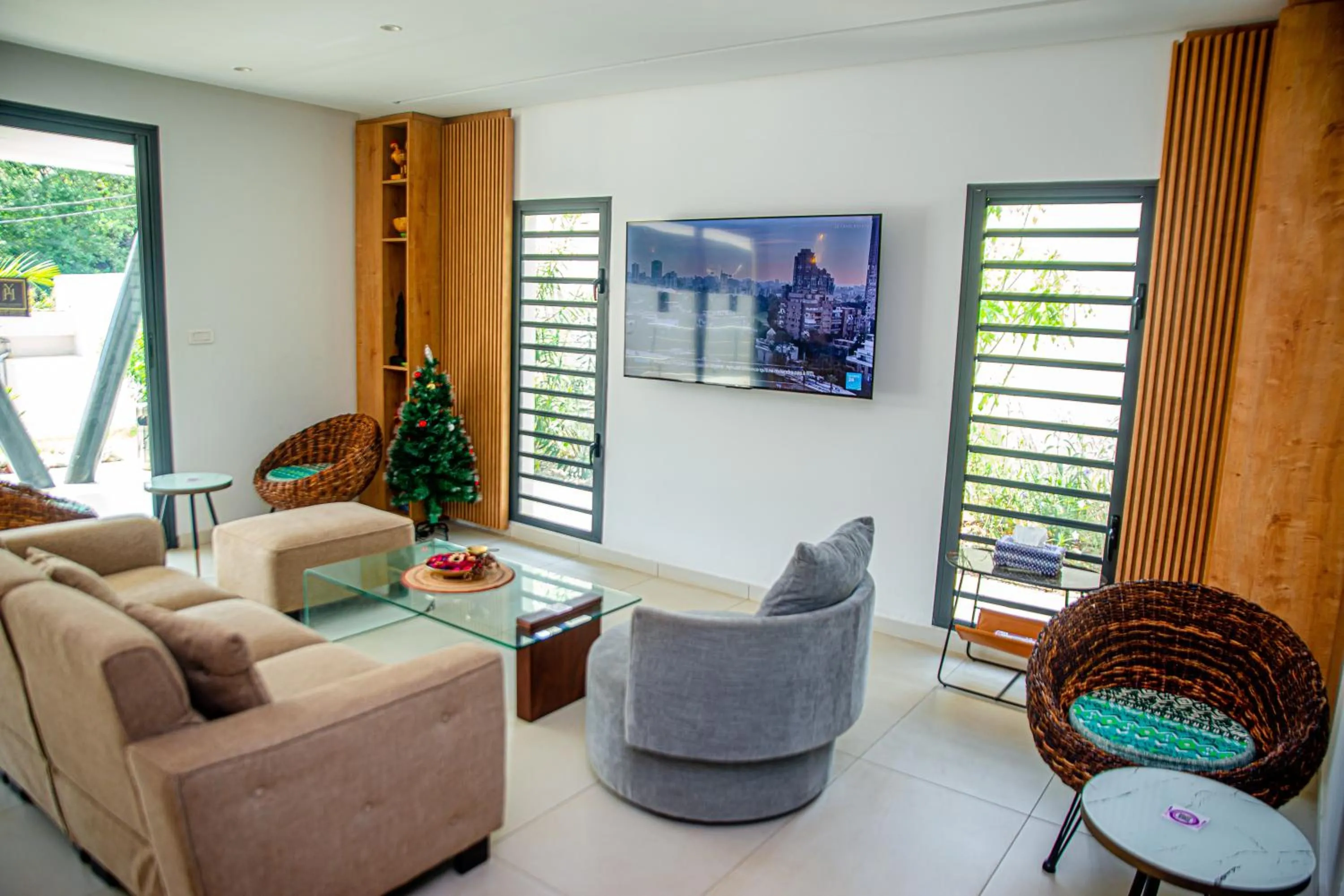 Communal lounge/ TV room in Hotel Yatchenin Abidjan