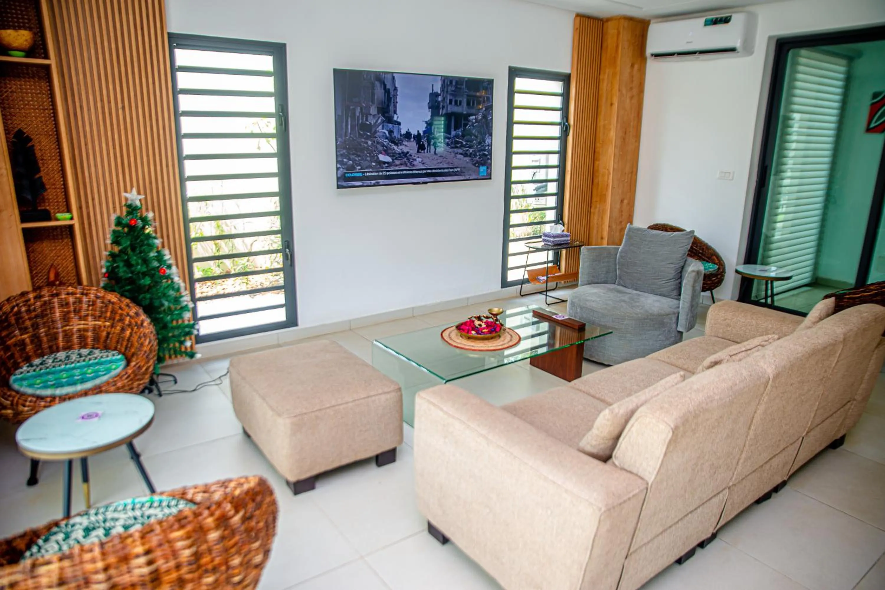 Communal lounge/ TV room in Hotel Yatchenin Abidjan