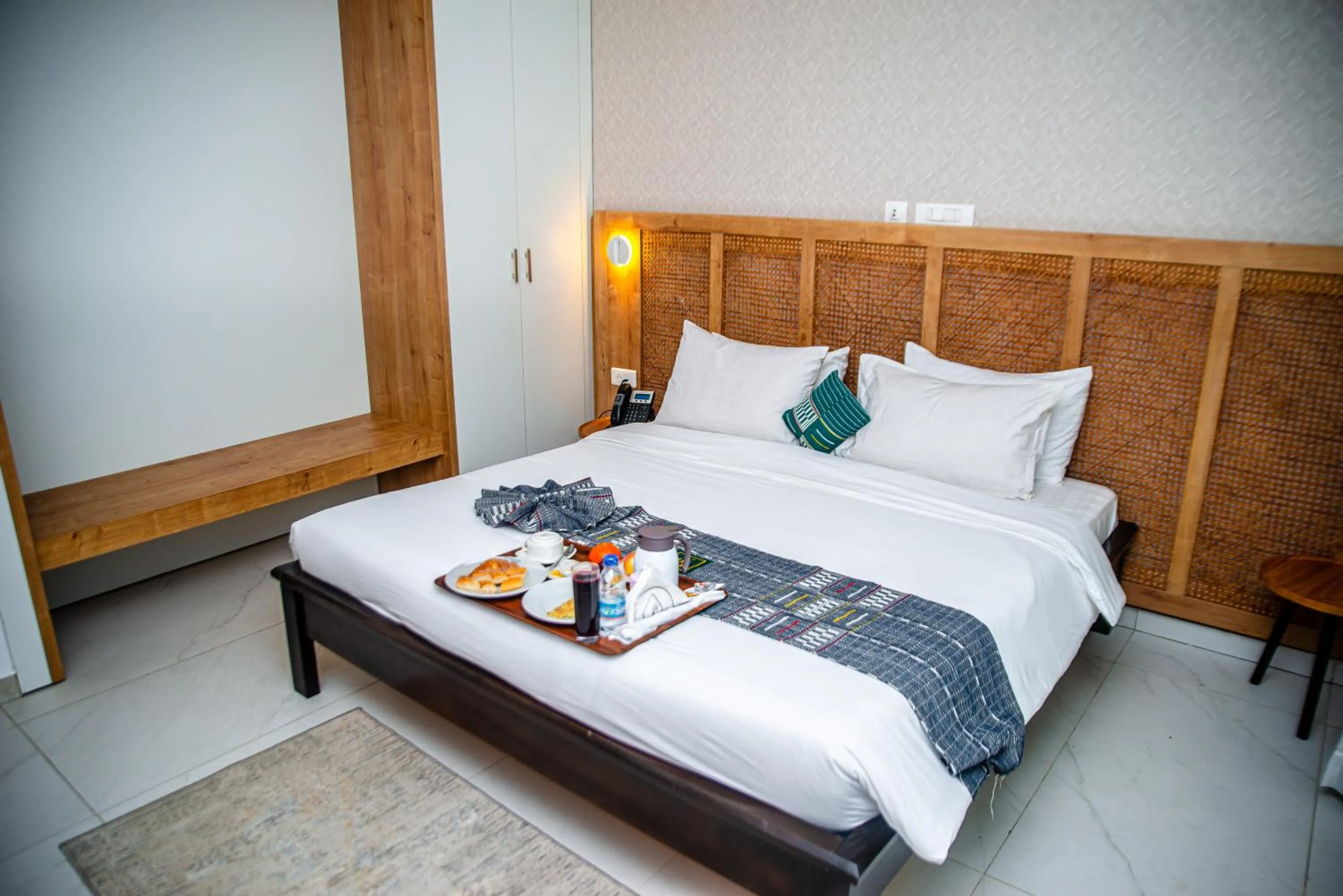 Breakfast, Bed in Hotel Yatchenin Abidjan