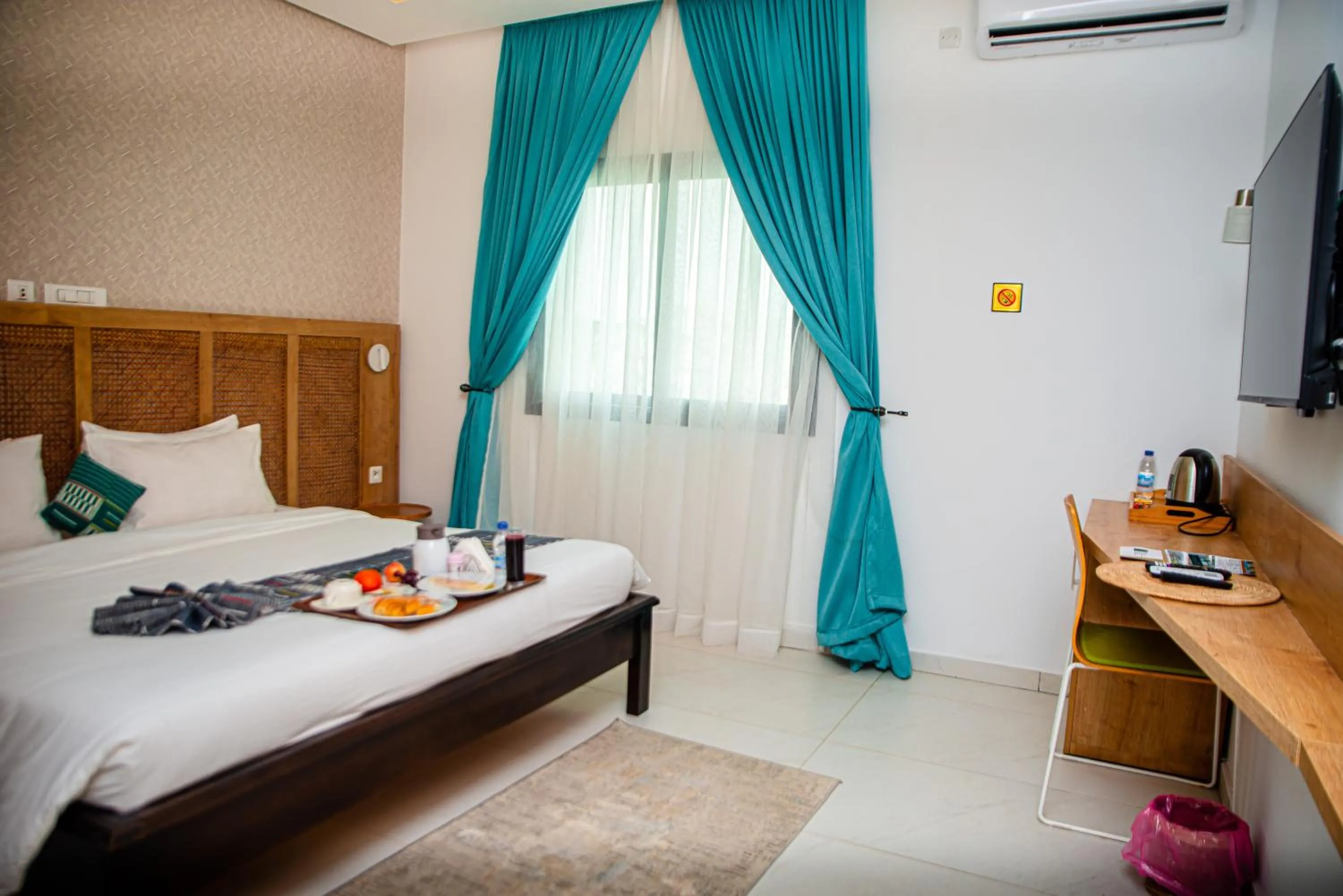 Breakfast, Bed in Hotel Yatchenin Abidjan