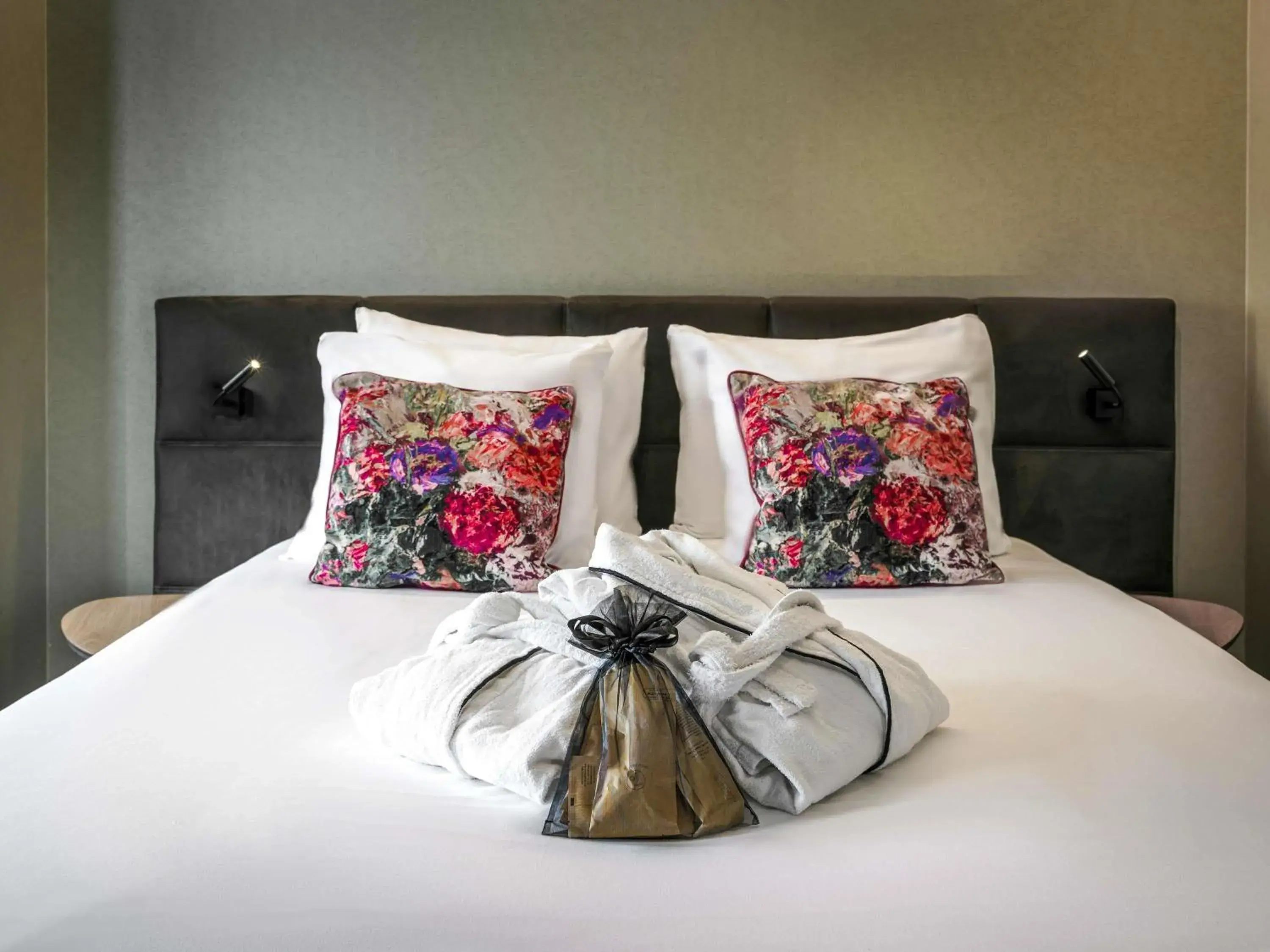 Bedroom, Bed in Mercure Amsterdam Sloterdijk Station Bedroom, Bed in Mercure Amsterdam Sloterdijk Station