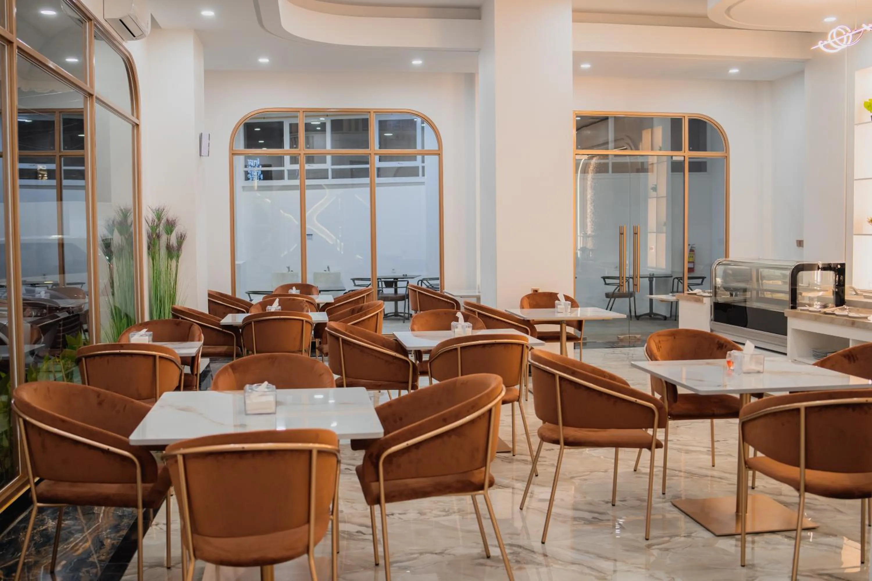 Restaurant/places to eat in Fahira Hotel Syariah Padang