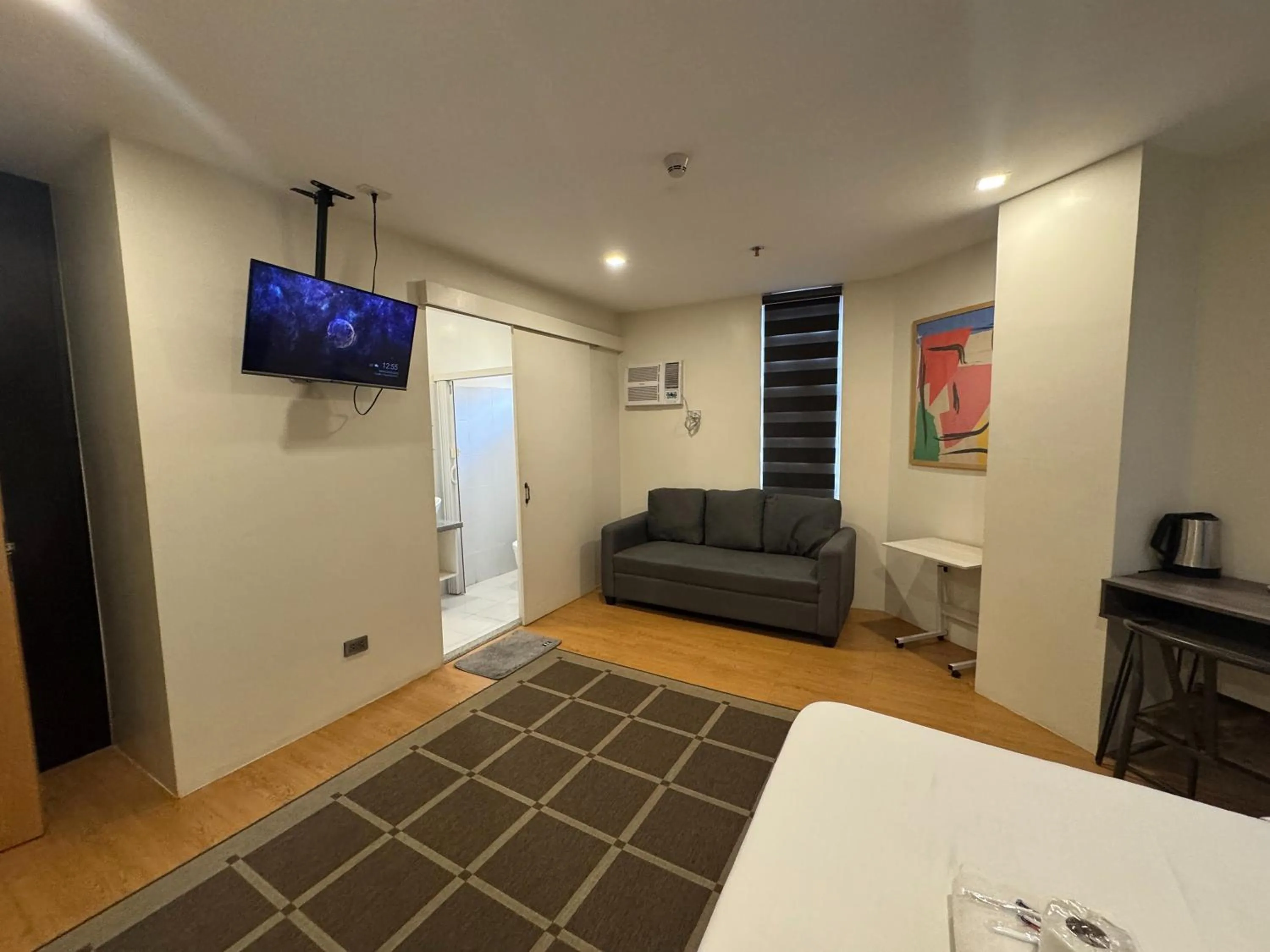 TV and multimedia in The Circuit Manor Hotel near Ayala Malls Circuit