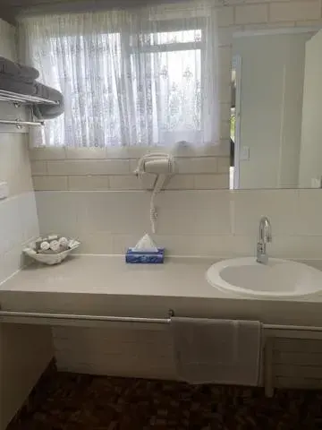 Queen Room in Gayndah Colonial Motor Inn Queen Room in Gayndah Colonial Motor Inn