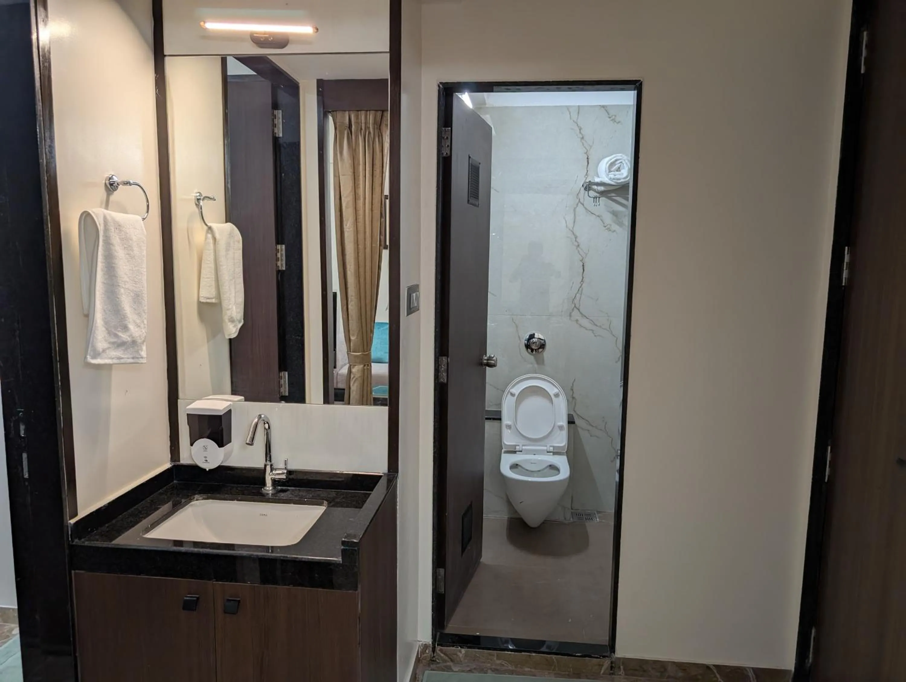 Toilet in Kuber Suites