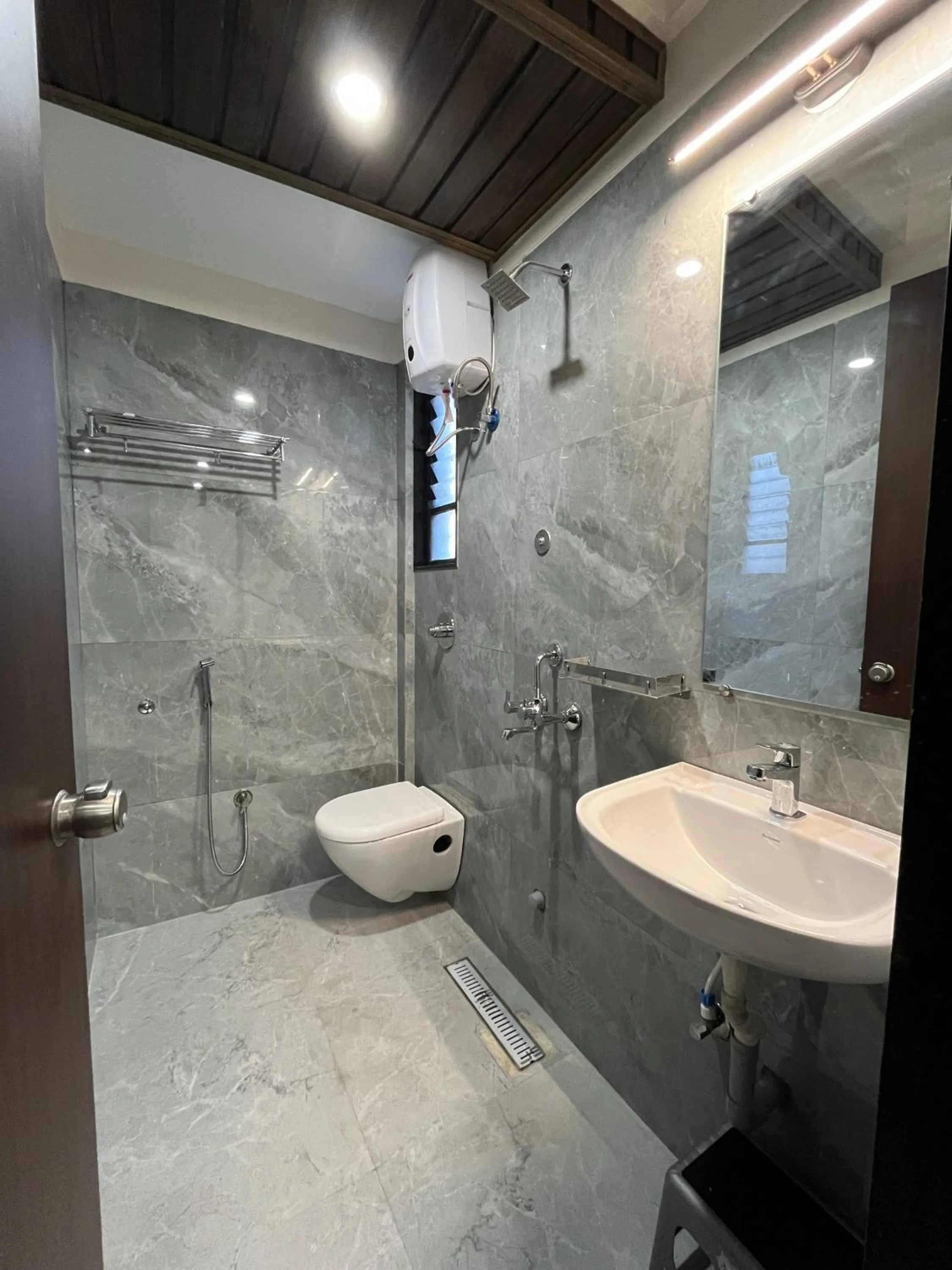 Shower in Kuber Suites