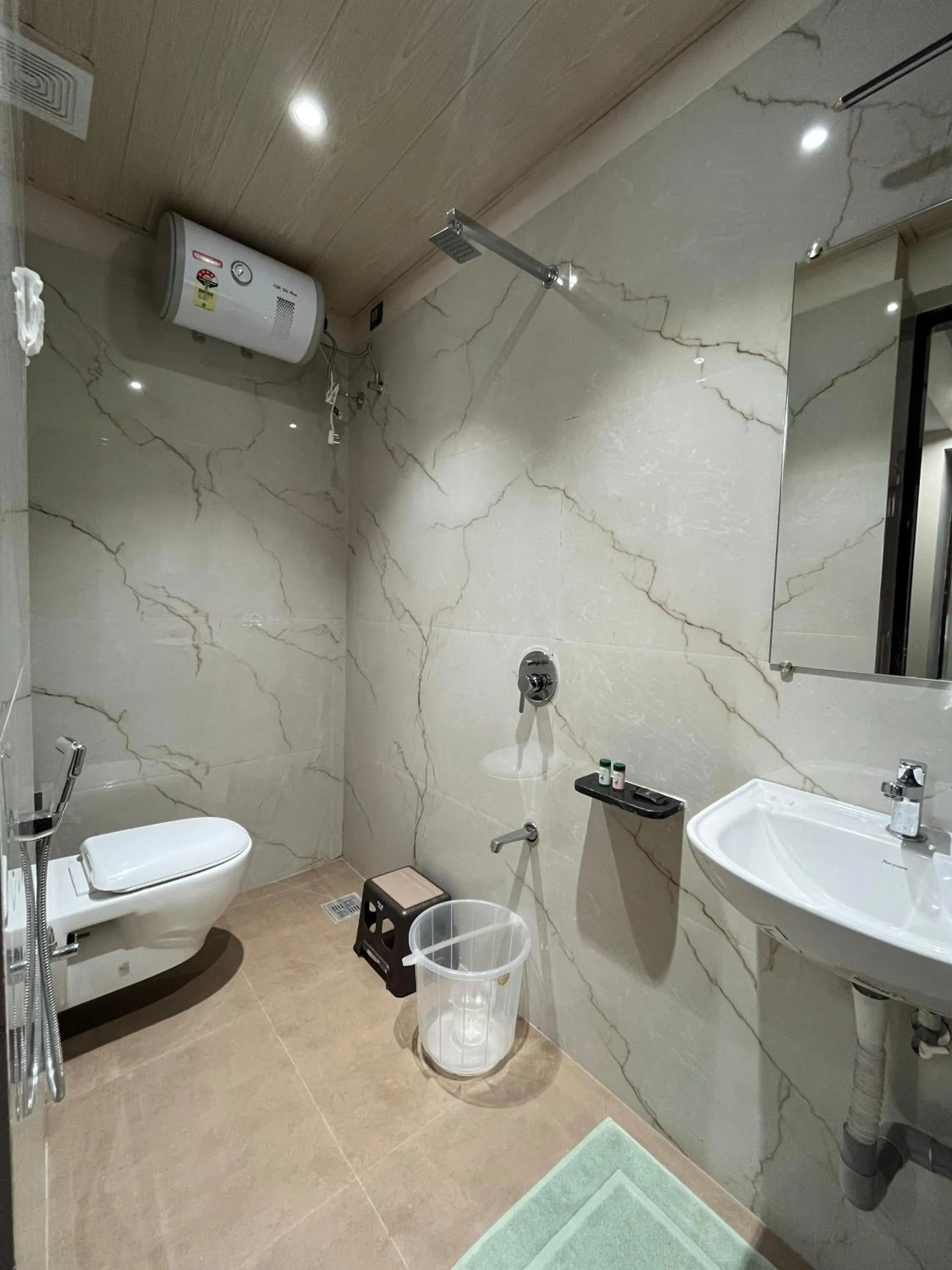 Shower in Kuber Suites