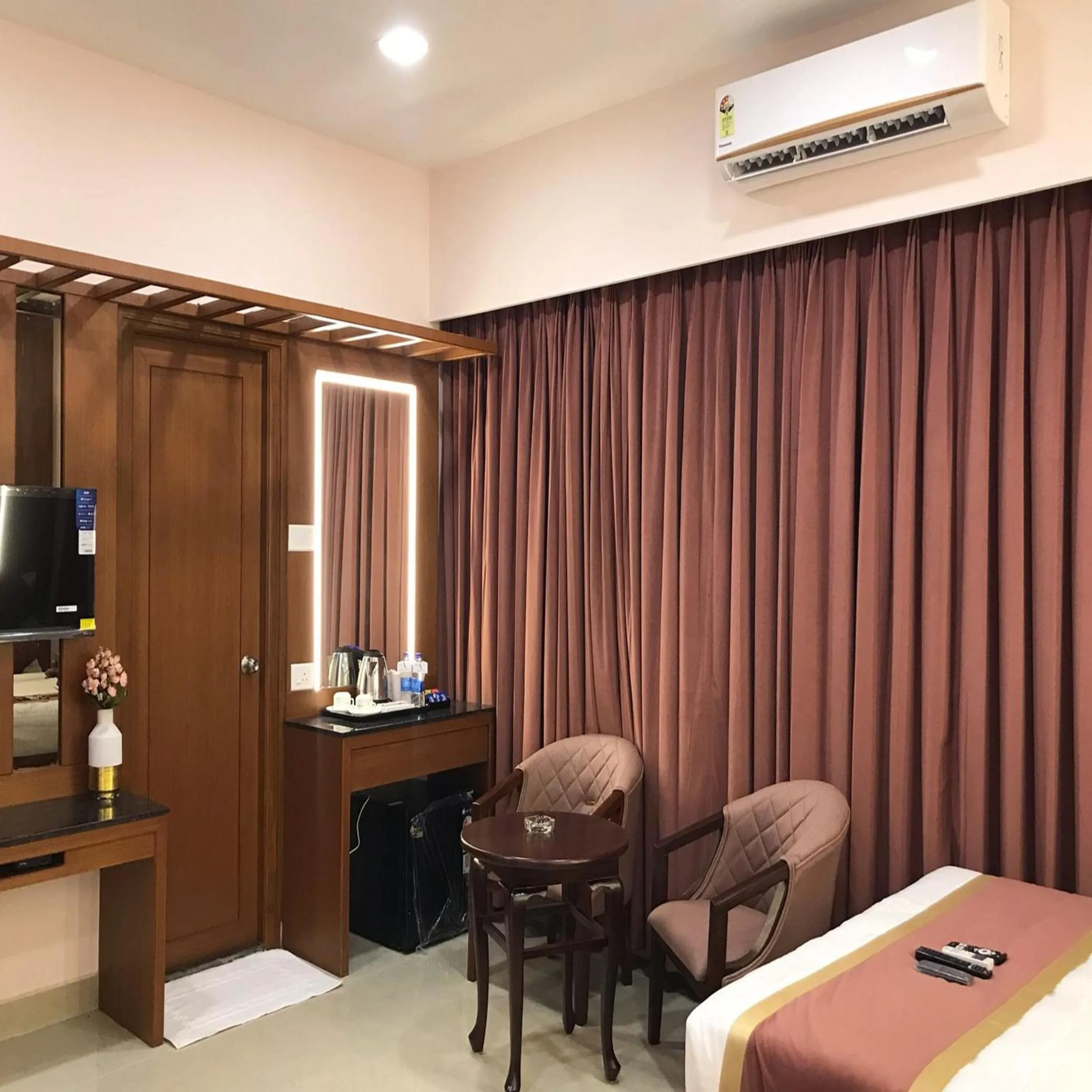 Luxury Triple Room in EMBASSY PARK - Near US consulate, Apollo hospital, Sankaranethralaya