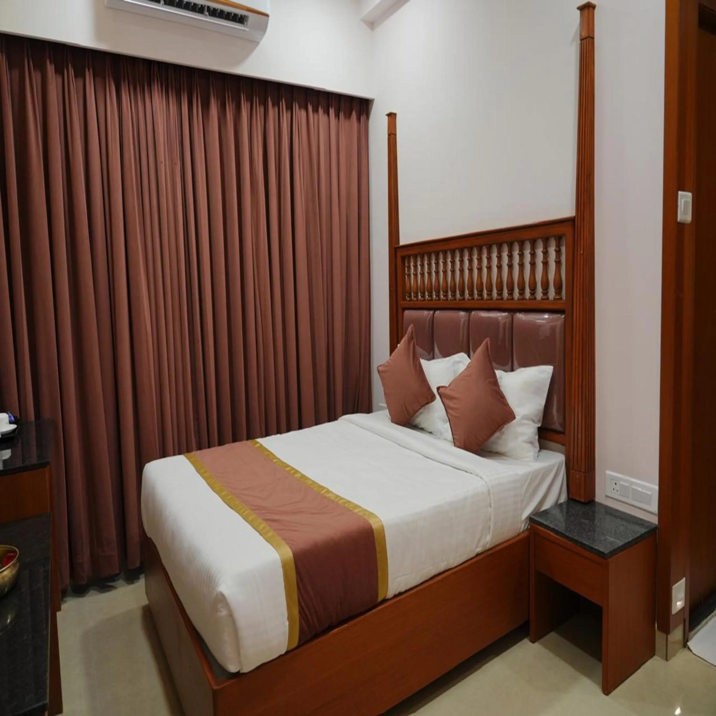 Deluxe Room in EMBASSY PARK - Near US consulate, Apollo hospital, Sankaranethralaya