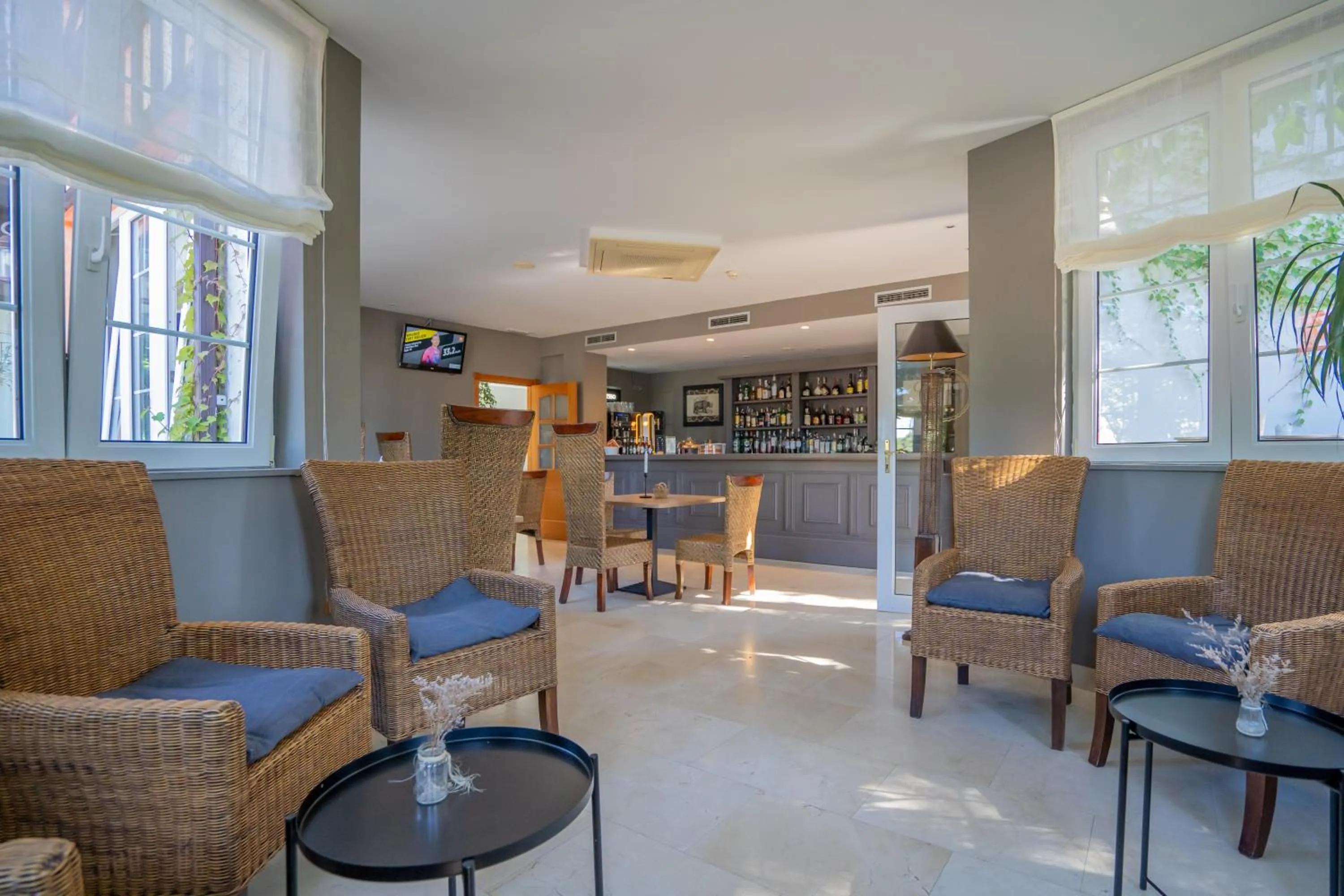 Lounge or bar in Hotel Torres de Somo