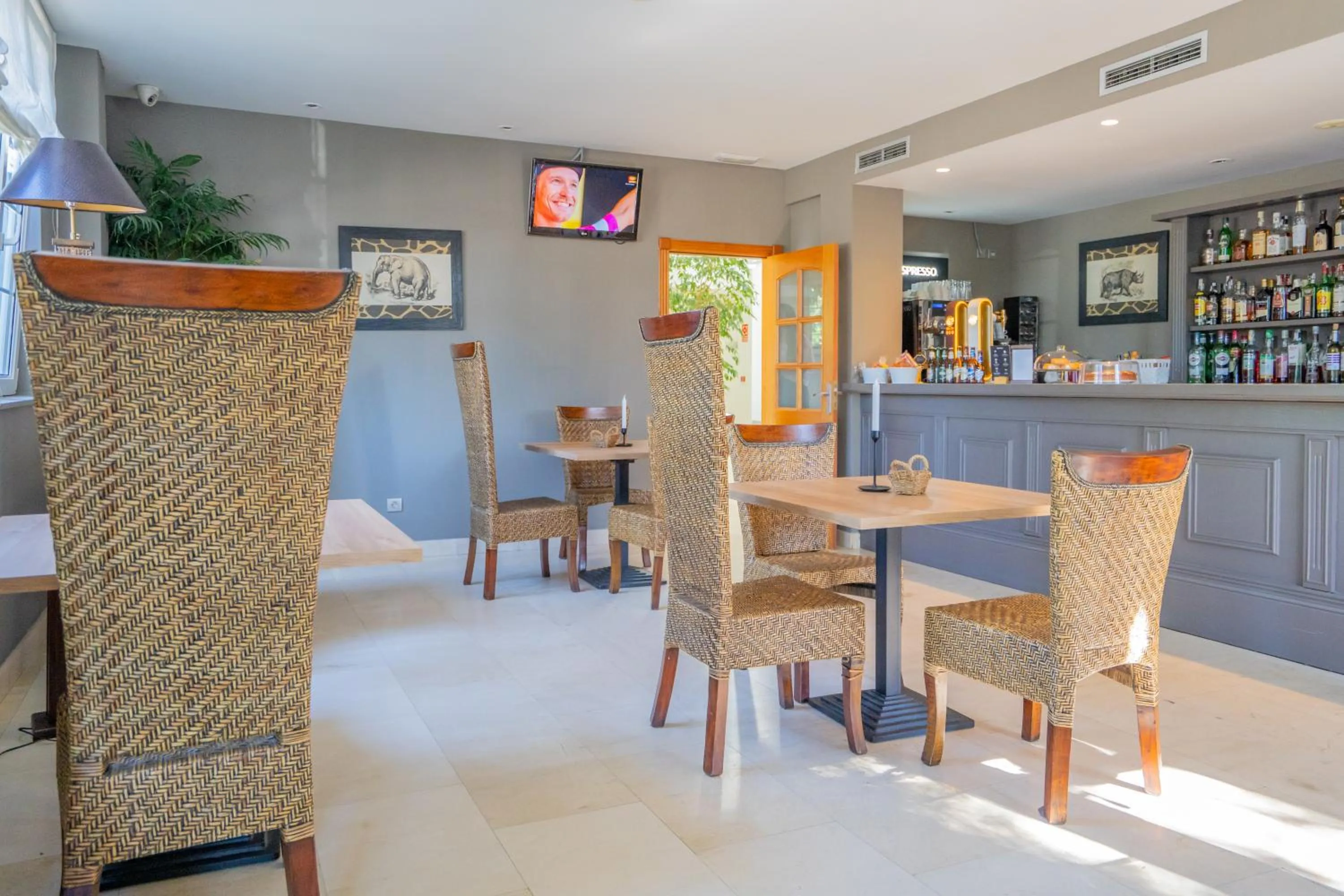 Lounge or bar in Hotel Torres de Somo