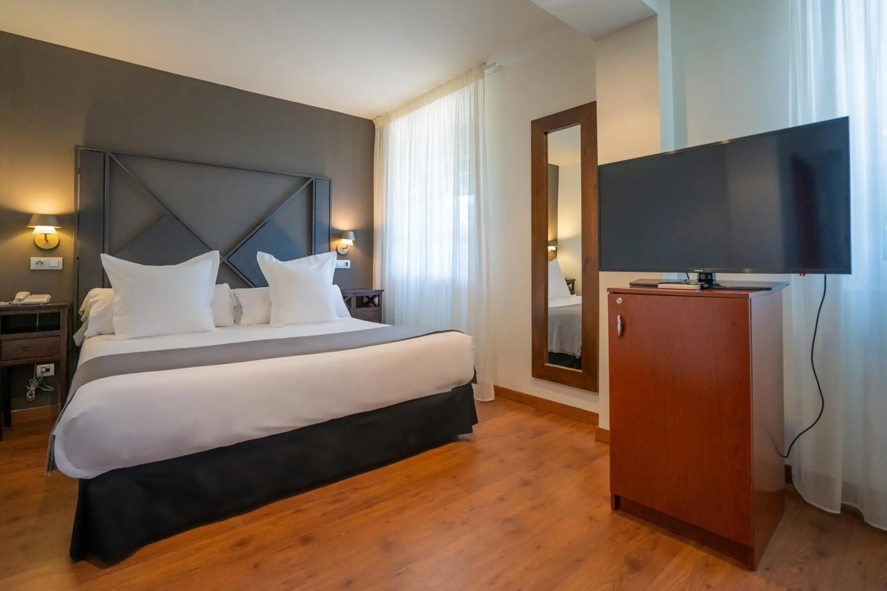 TV and multimedia, Bed in Hotel Torres de Somo TV and multimedia, Bed in Hotel Torres de Somo