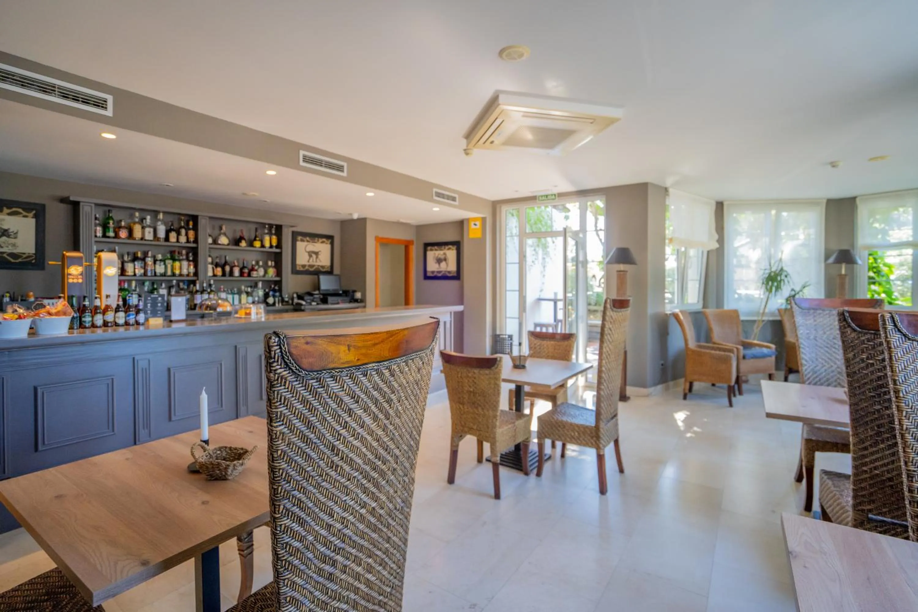 Lounge or bar in Hotel Torres de Somo