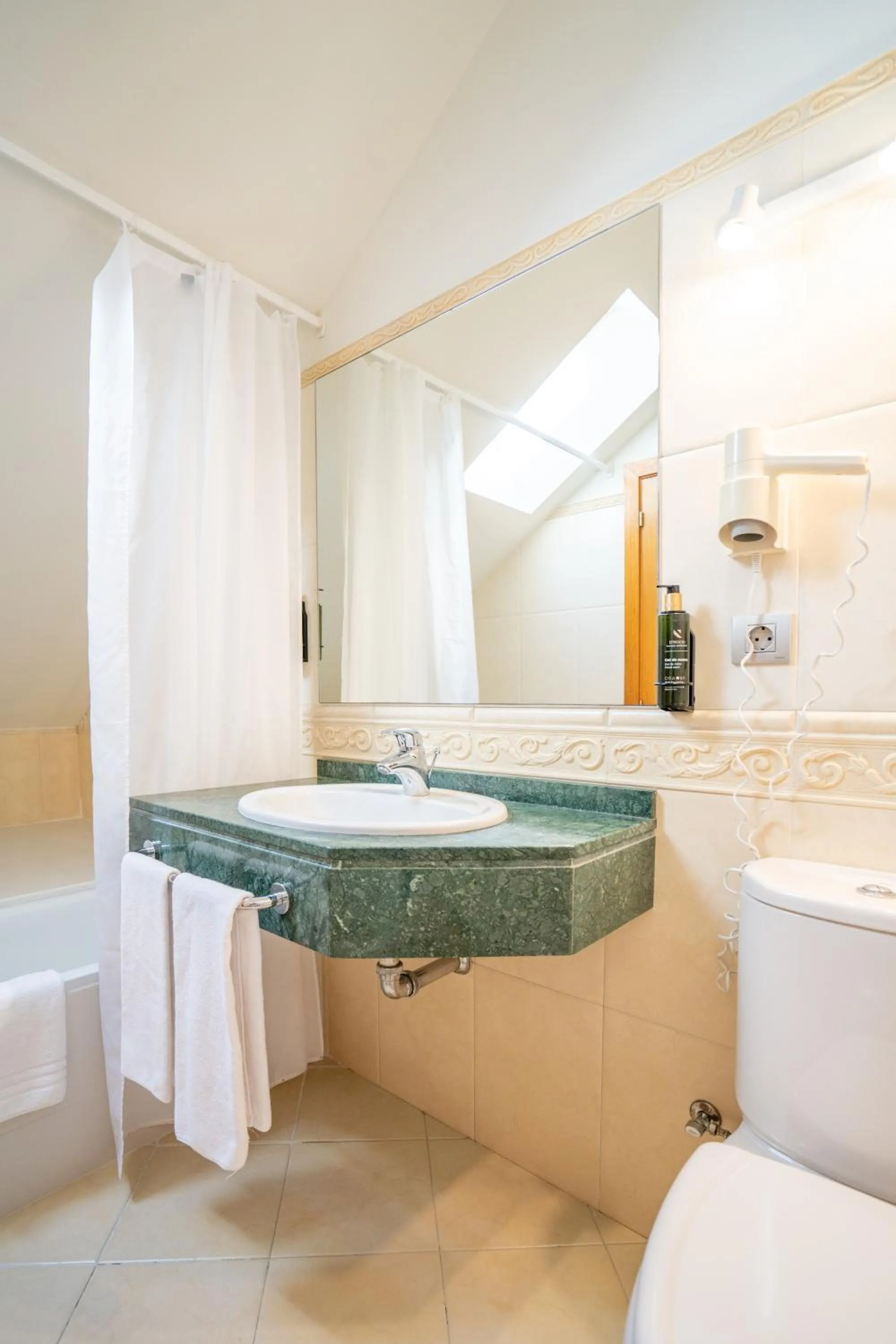 Bathroom in Hotel Torres de Somo