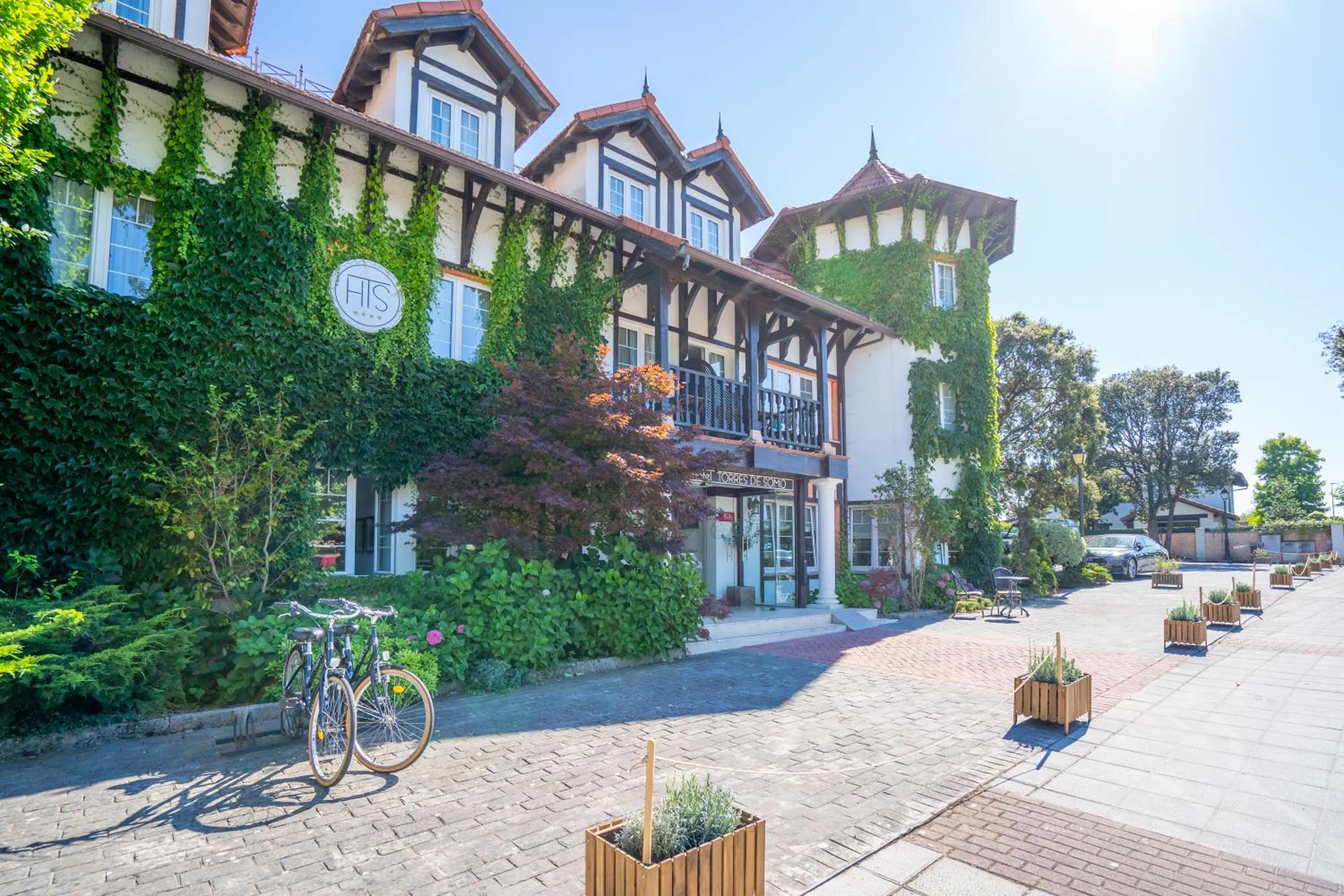 Property building in Hotel Torres de Somo