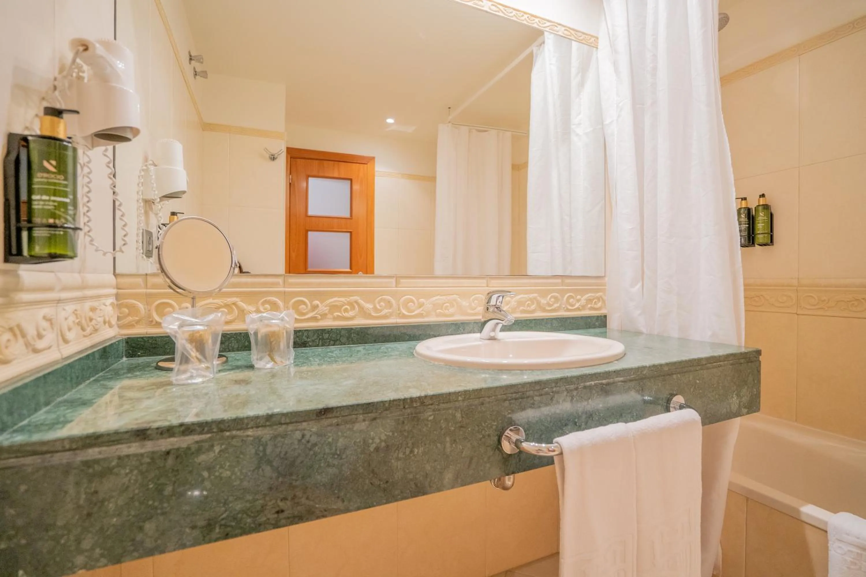 Bathroom in Hotel Torres de Somo