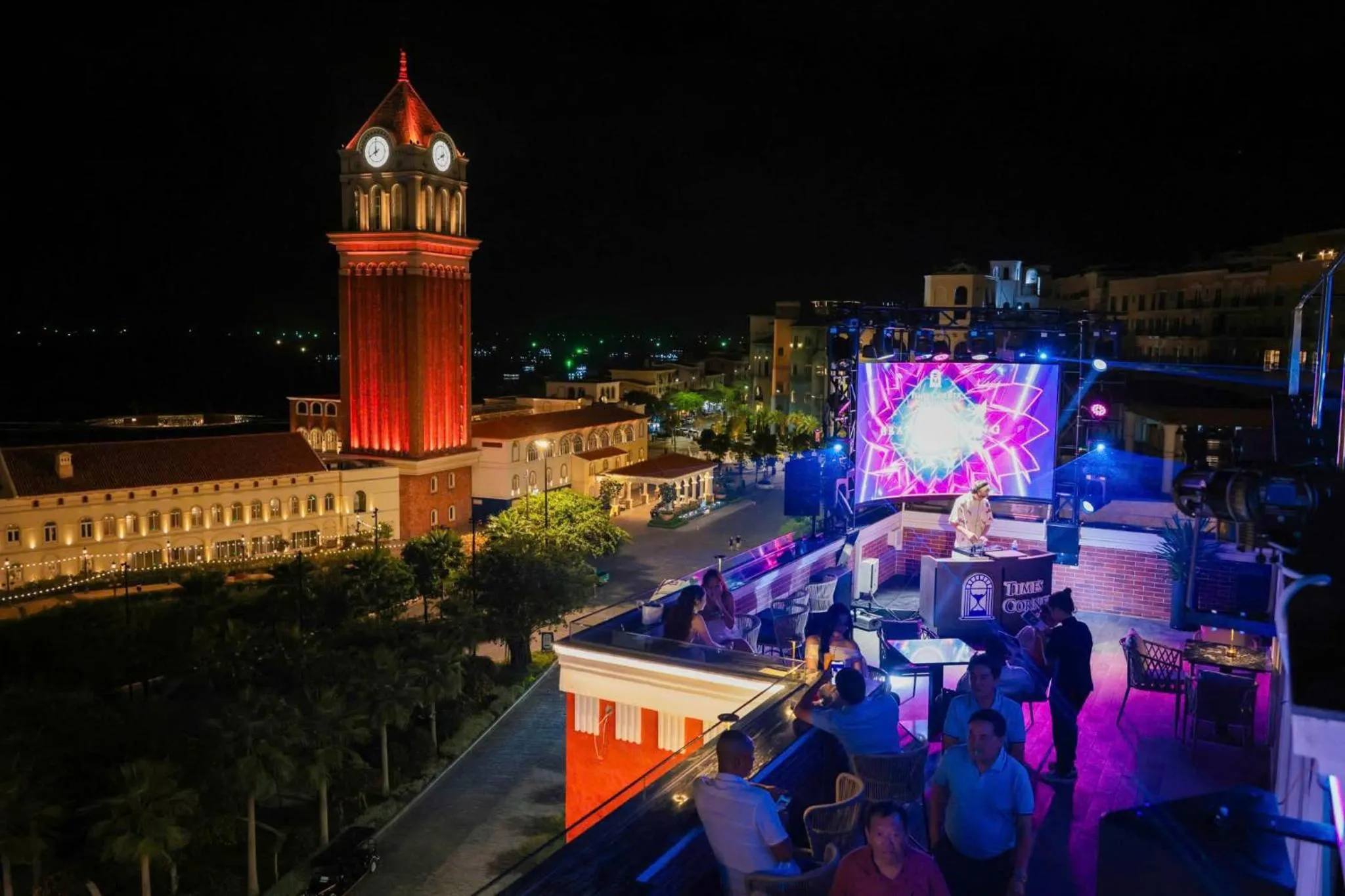Evening entertainment in Times Corner Amalfi Hotel