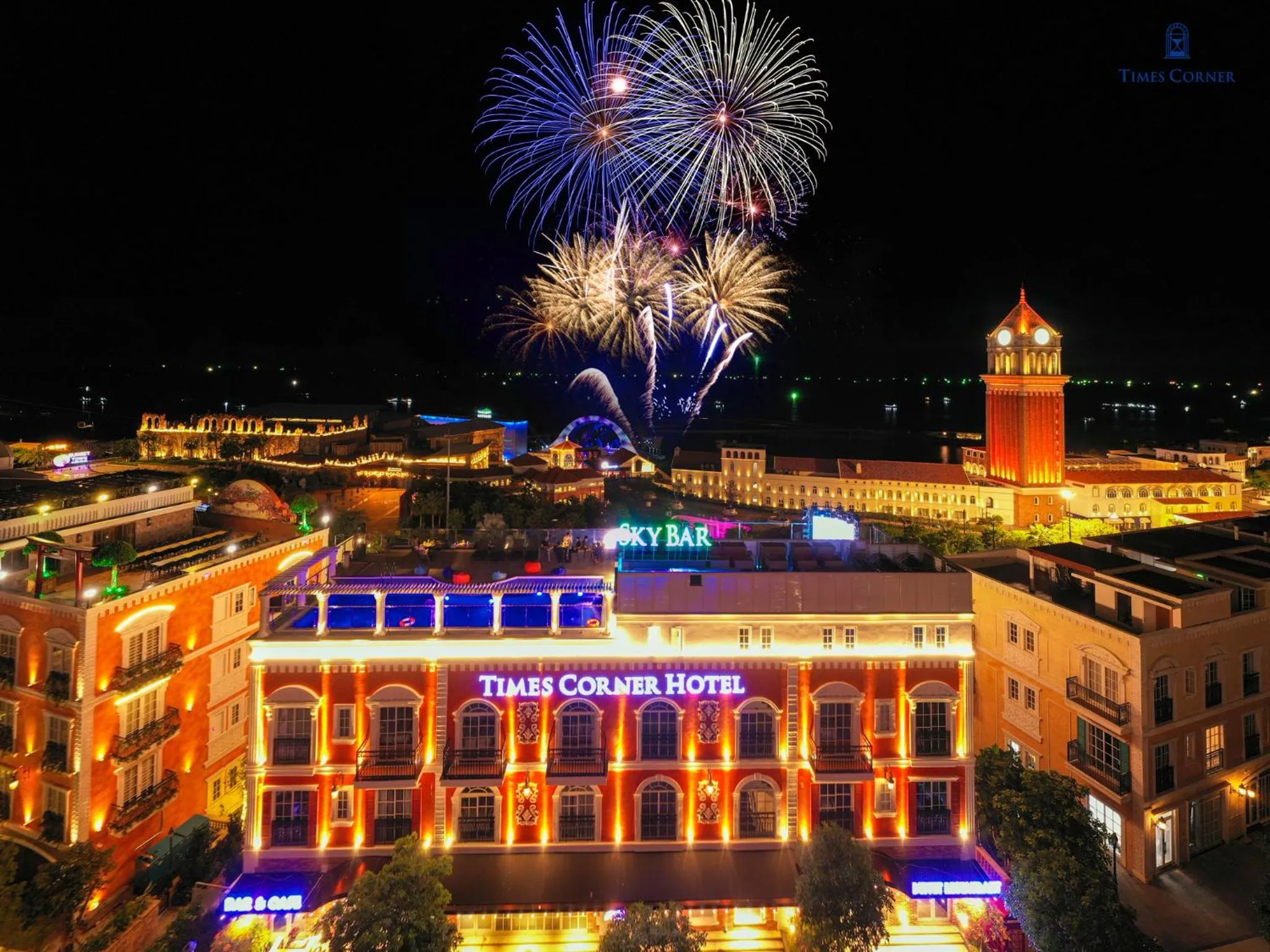 Evening entertainment in Times Corner Amalfi Hotel