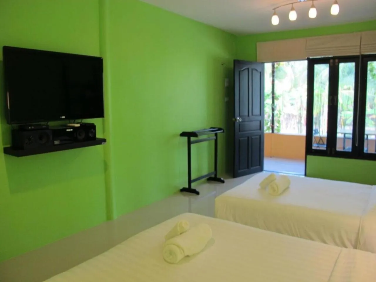 Communal lounge/ TV room in Panviman Amphawa Garden Resort