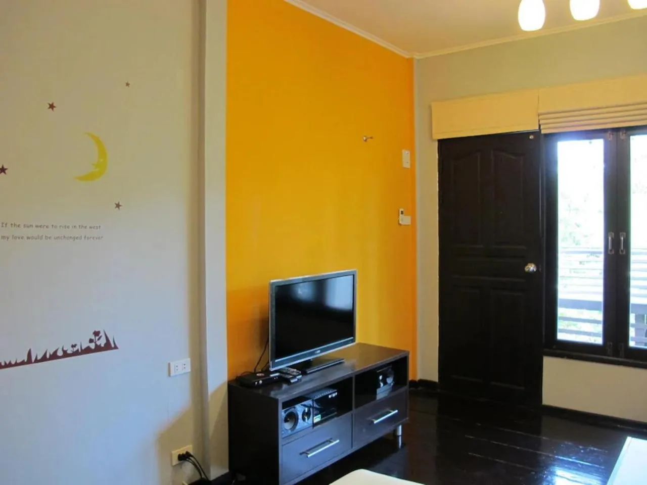 Communal lounge/ TV room in Panviman Amphawa Garden Resort