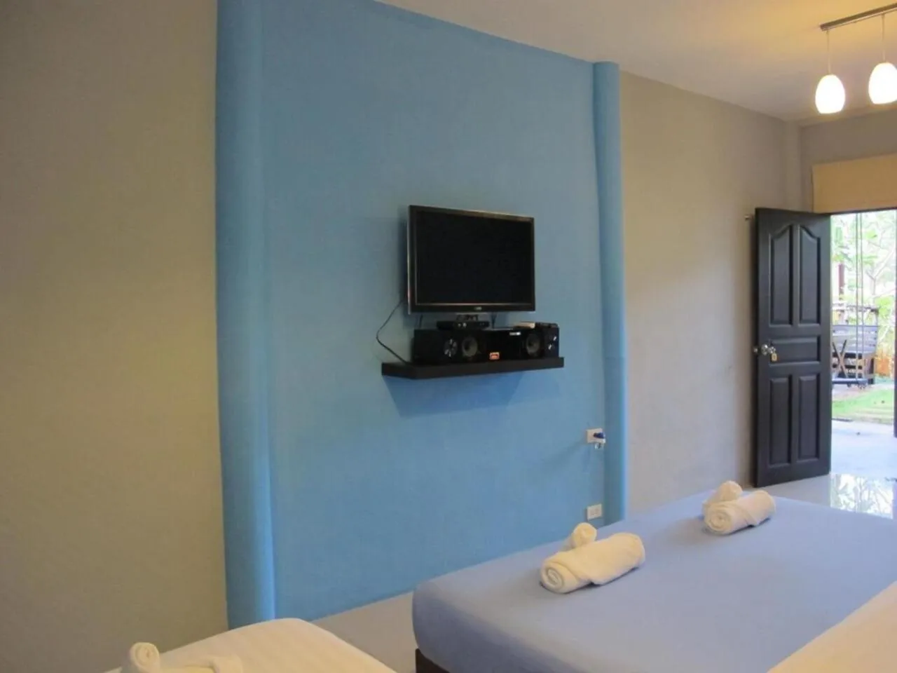 Communal lounge/ TV room in Panviman Amphawa Garden Resort