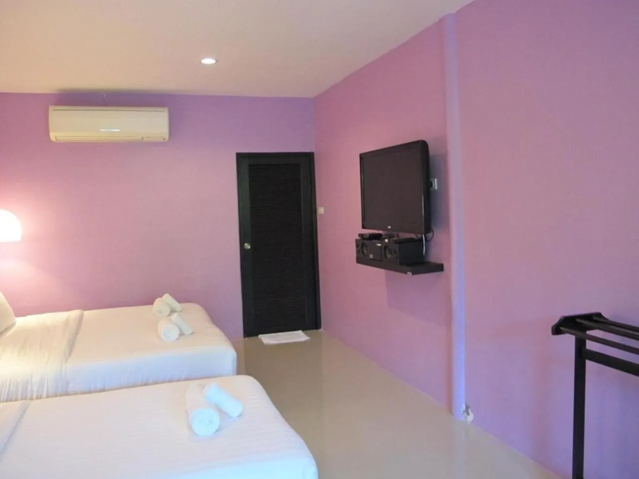 Communal lounge/ TV room in Panviman Amphawa Garden Resort