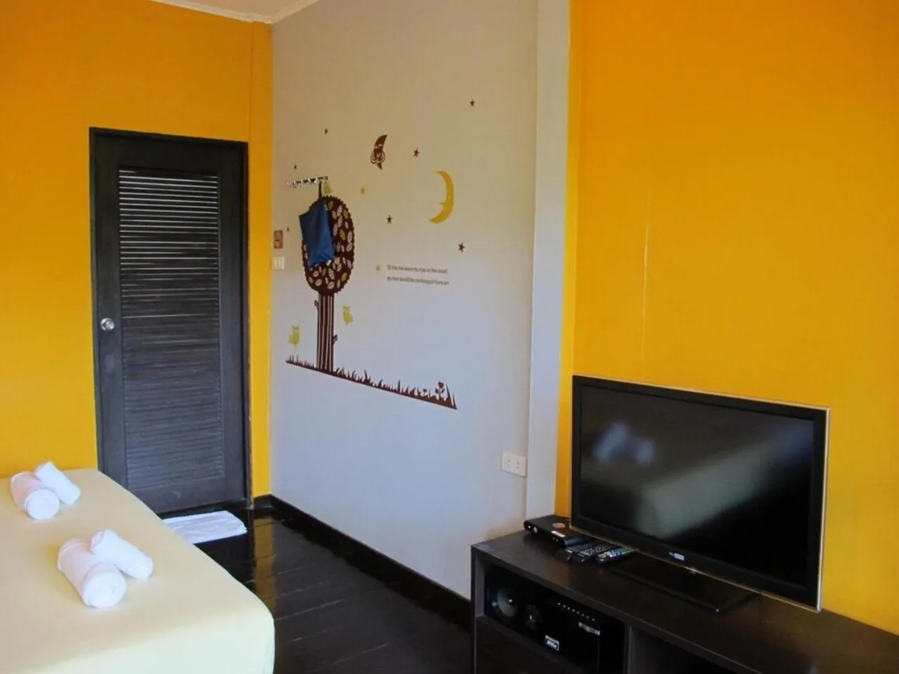 Communal lounge/ TV room in Panviman Amphawa Garden Resort