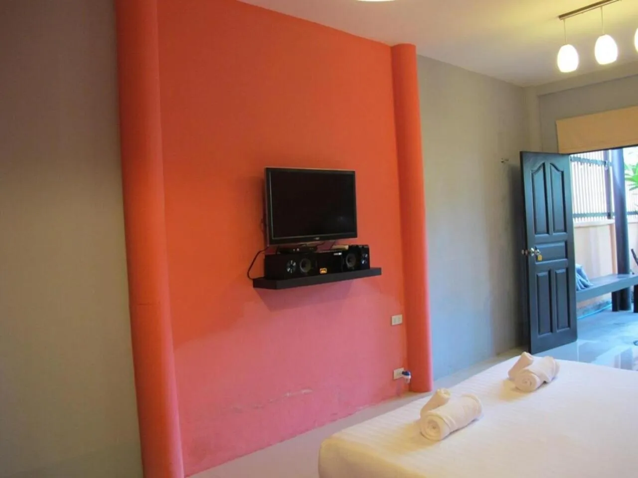 Communal lounge/ TV room in Panviman Amphawa Garden Resort