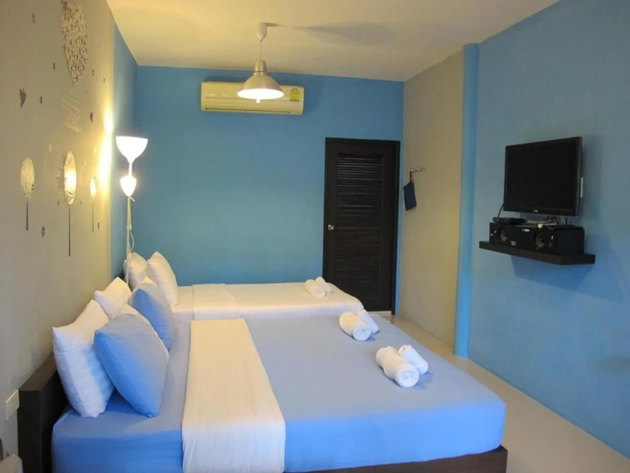 Communal lounge/ TV room in Panviman Amphawa Garden Resort