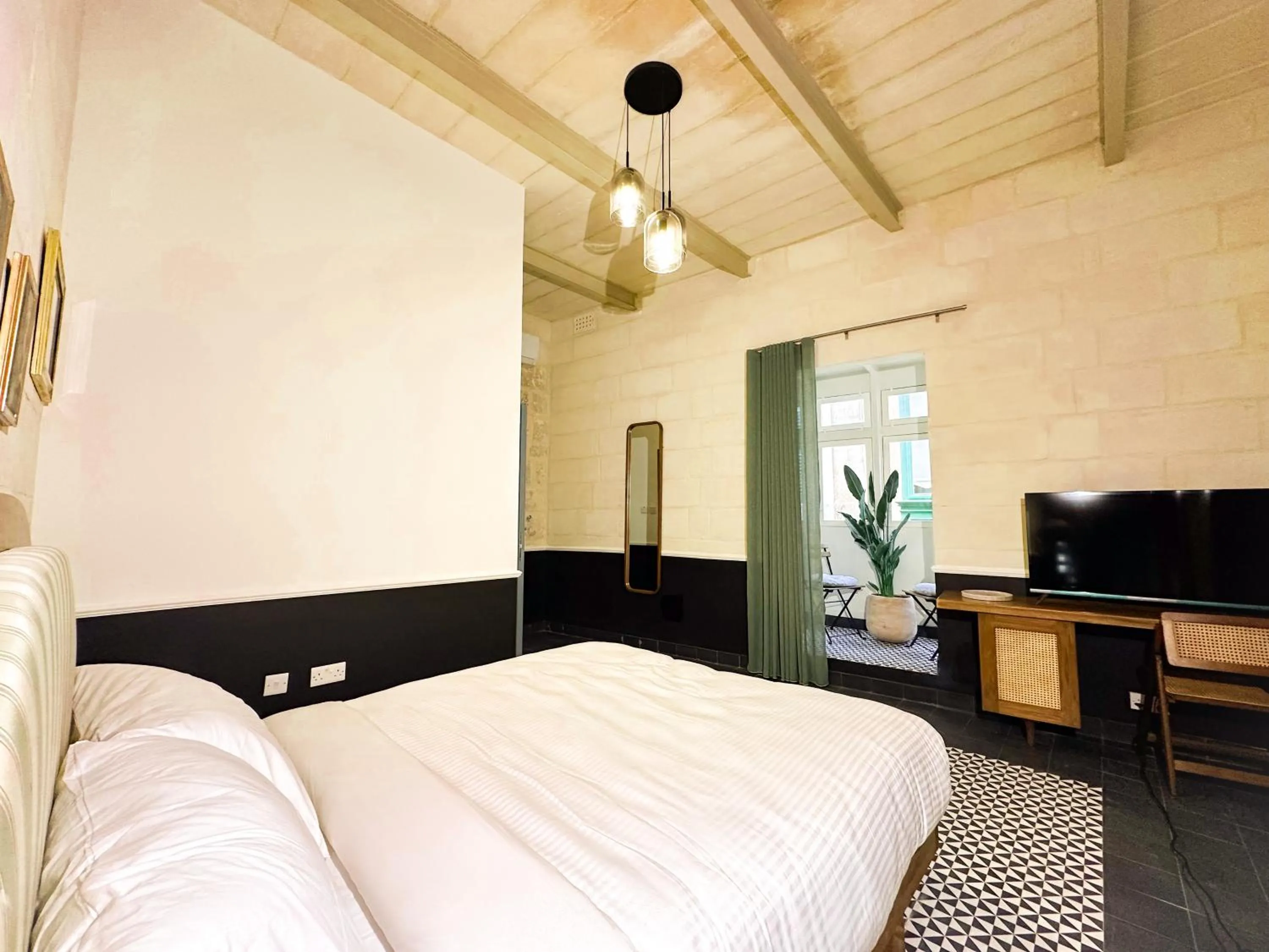 Queen Room with Balcony - single occupancy in Il Bekka Suites