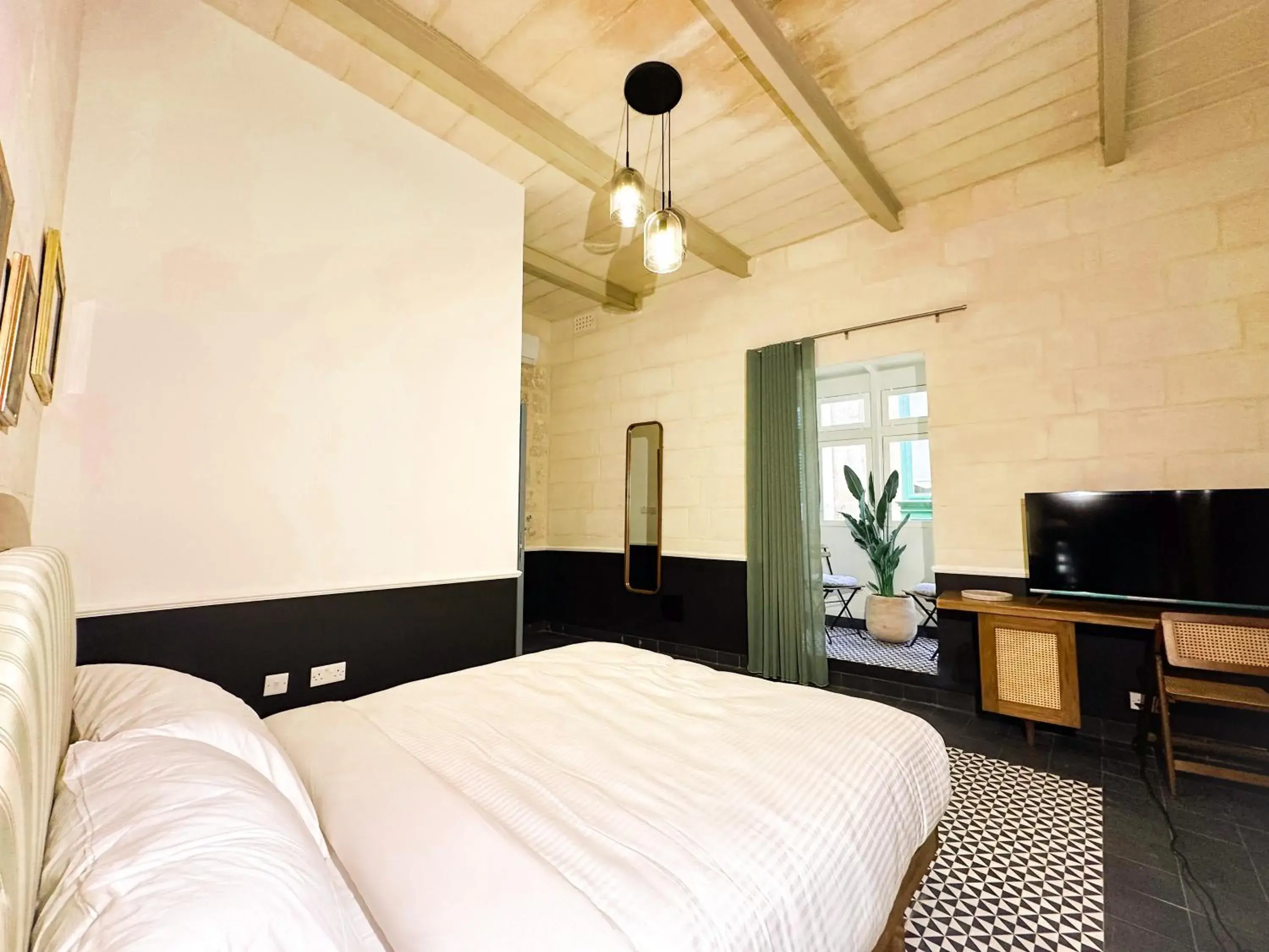 Queen Room with Balcony - single occupancy in Il Bekka Suites Queen Room with Balcony - single occupancy in Il Bekka Suites