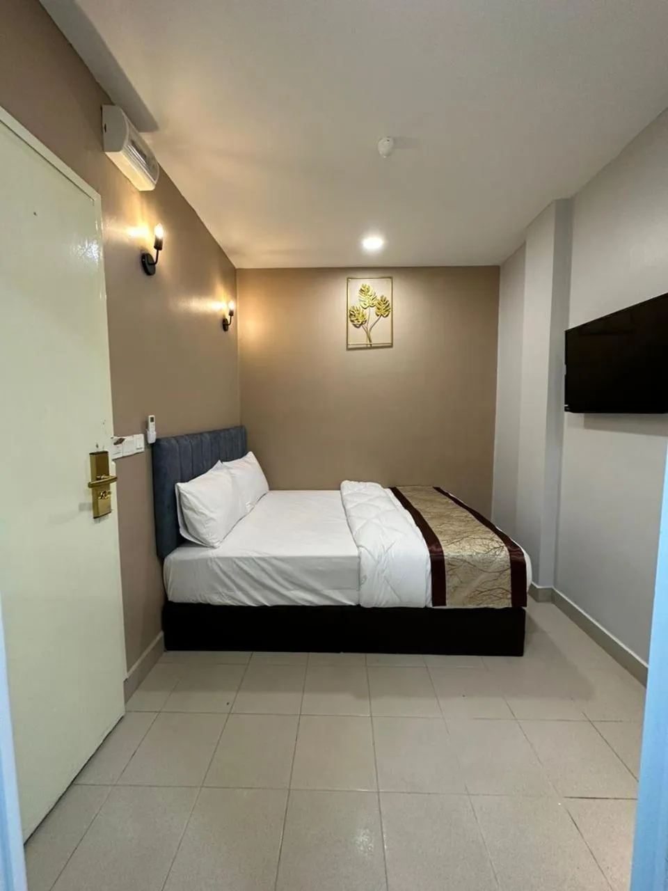 Photo of the whole room, Bed in SS Grey Hotel