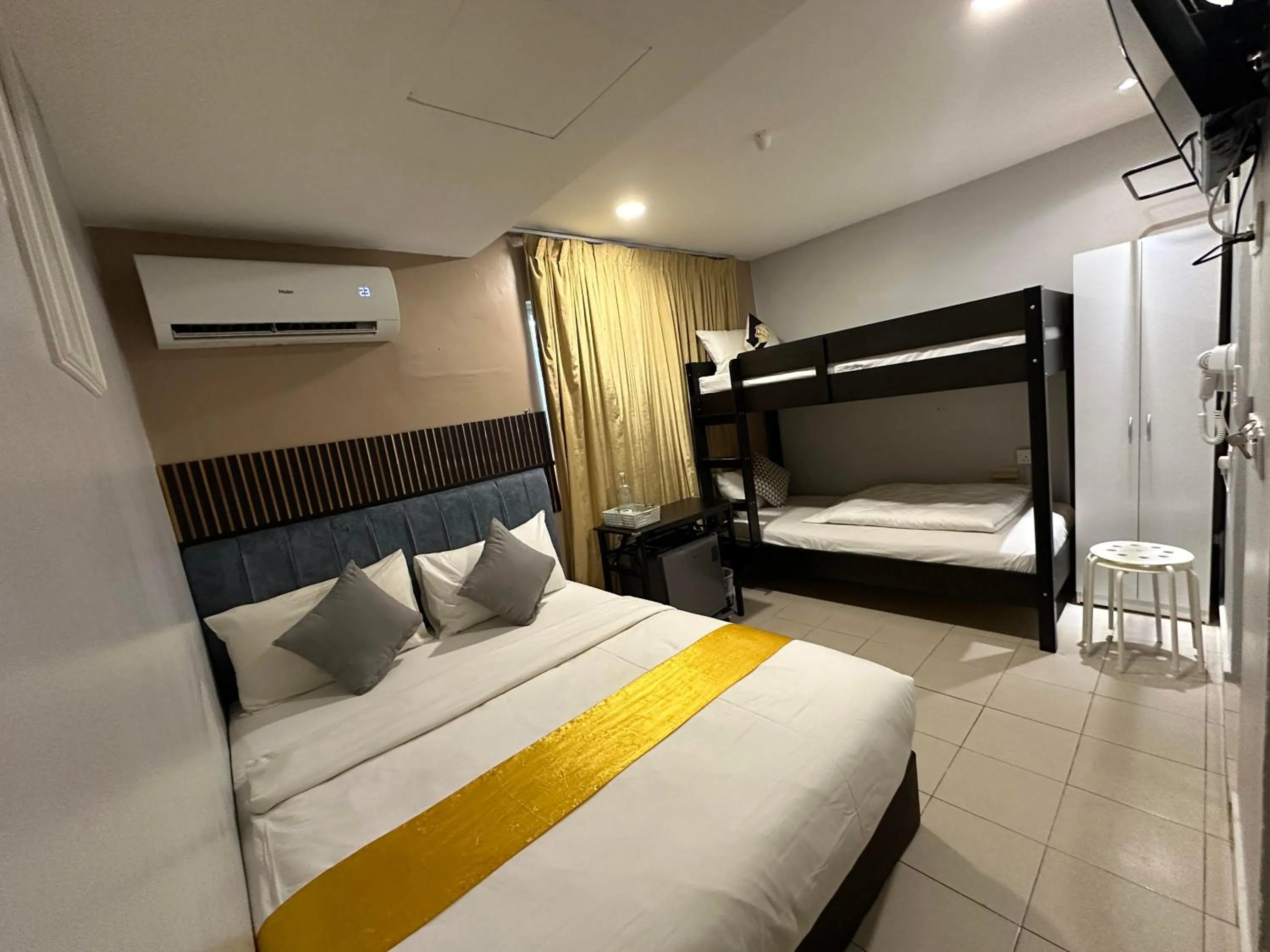 Communal lounge/ TV room, Bed in SS Grey Hotel