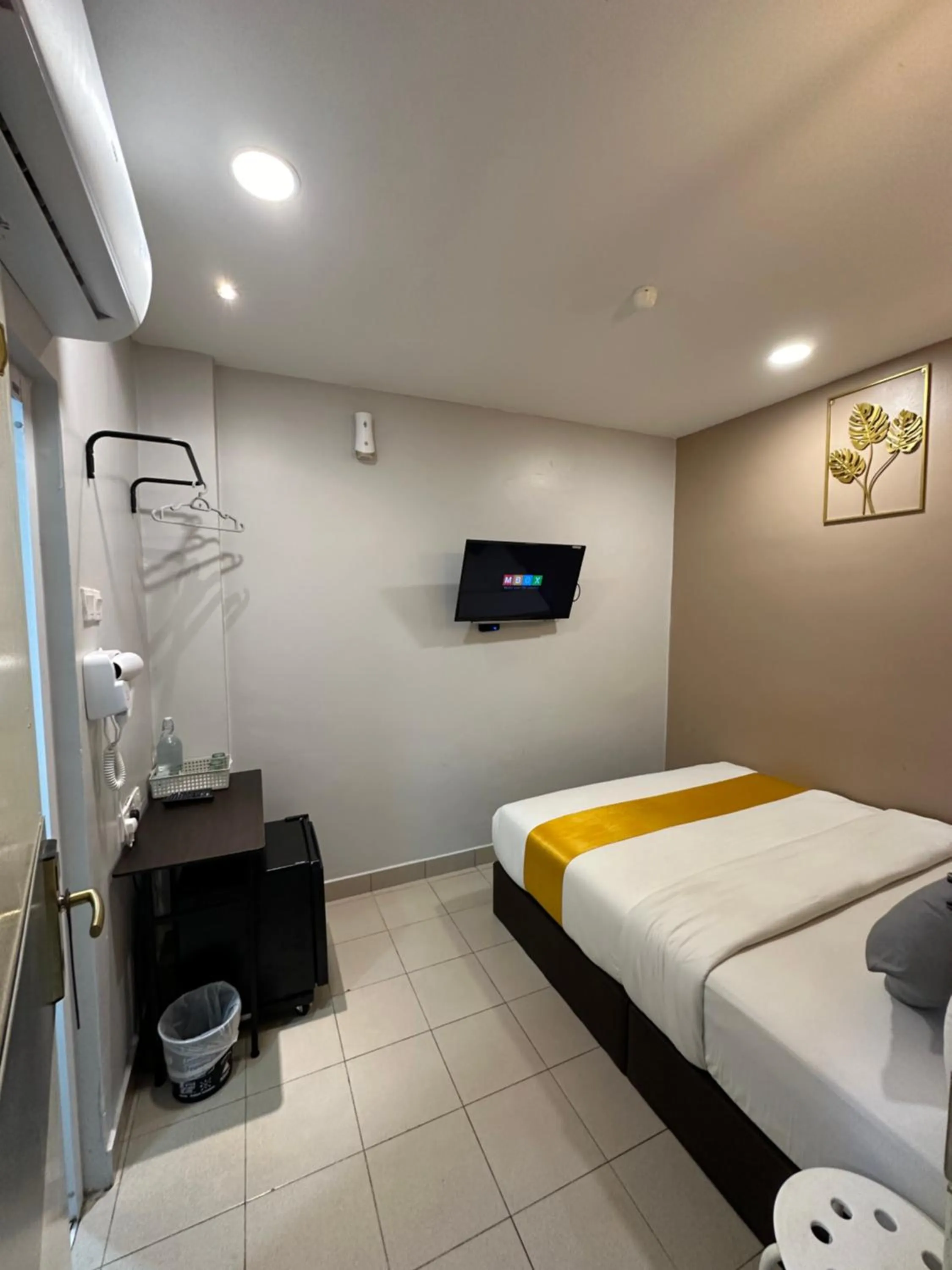 Communal lounge/ TV room, Bed in SS Grey Hotel