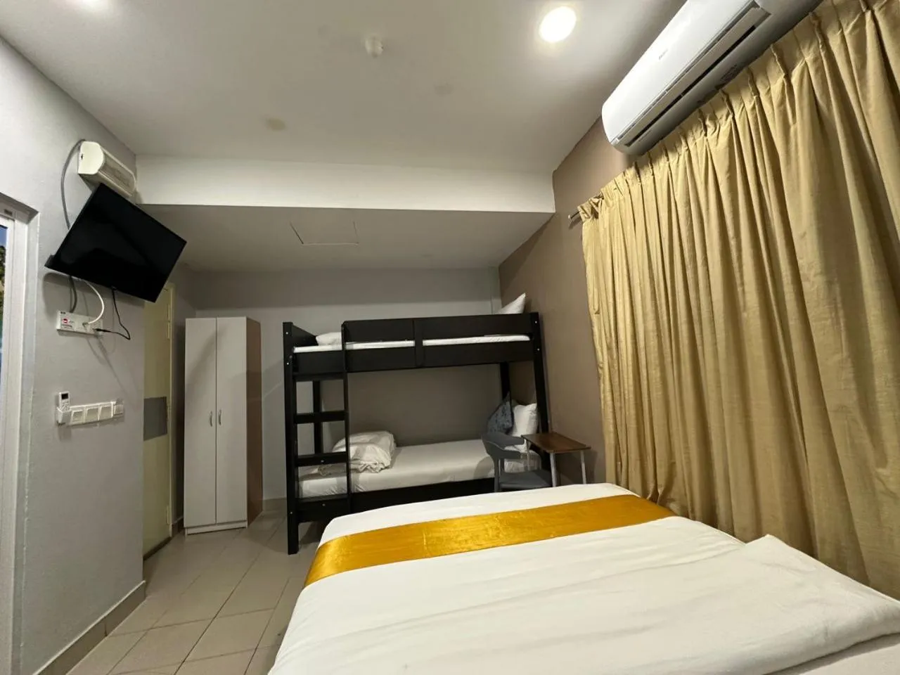 Communal lounge/ TV room, Bed in SS Grey Hotel