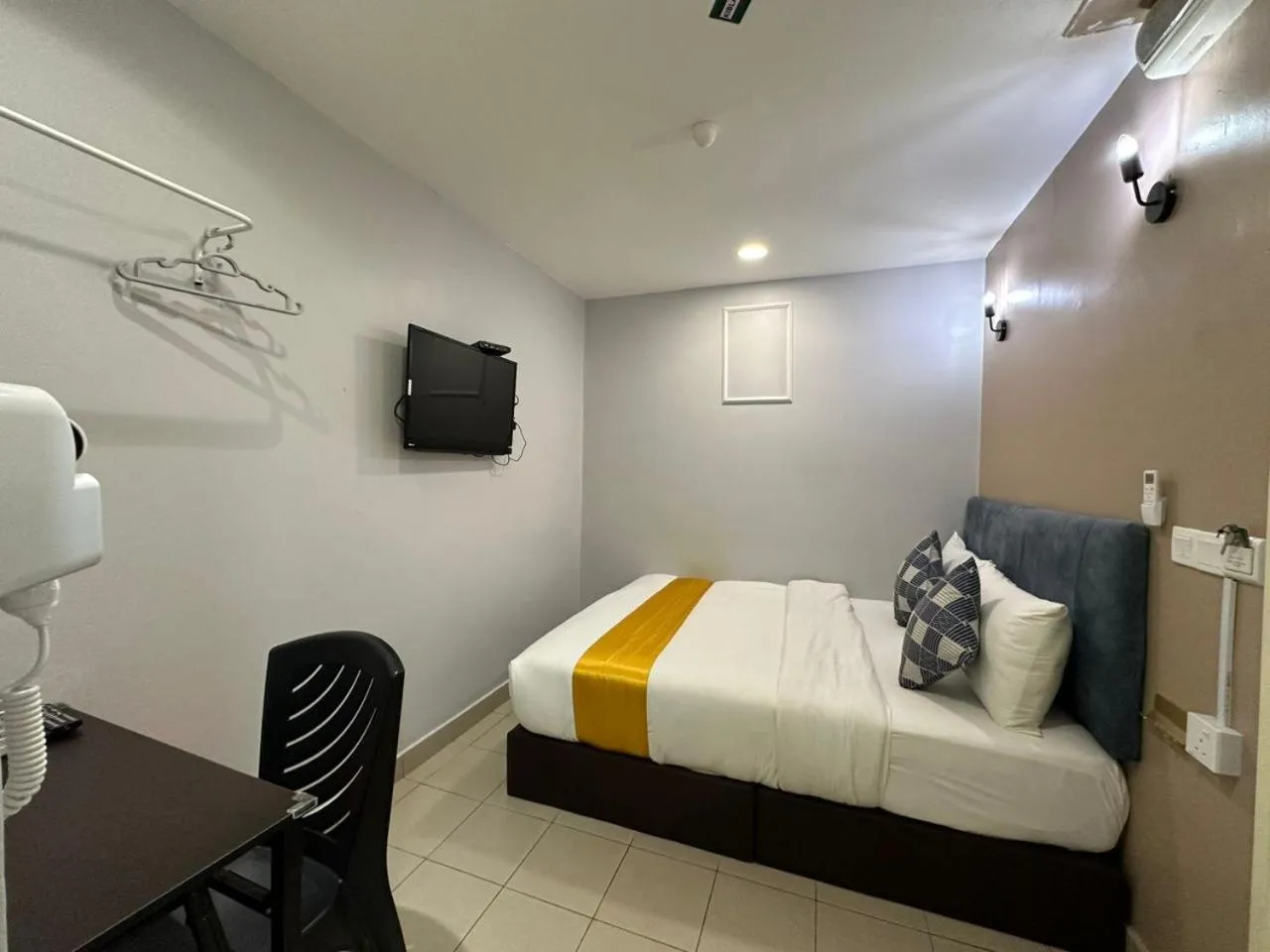 Photo of the whole room, Bed in SS Grey Hotel