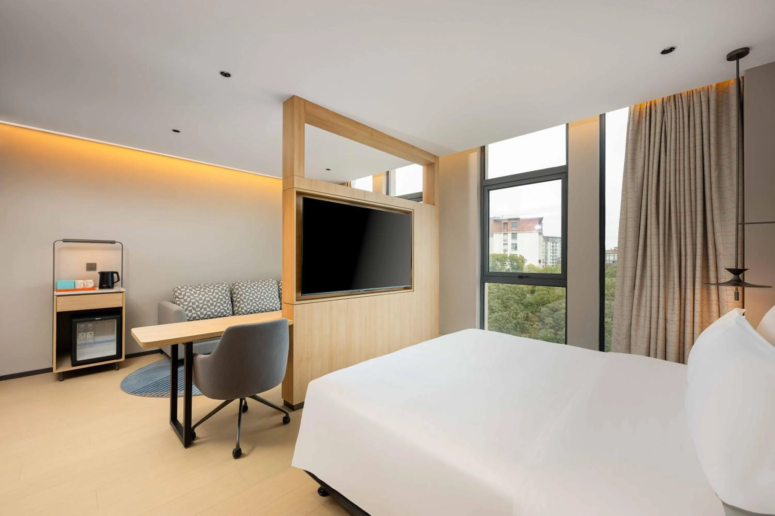 Bed in Holiday Inn Express Shanghai PVG Airport Zhuqiao - Free shuttle bus to Pudong Airport and Disneyland