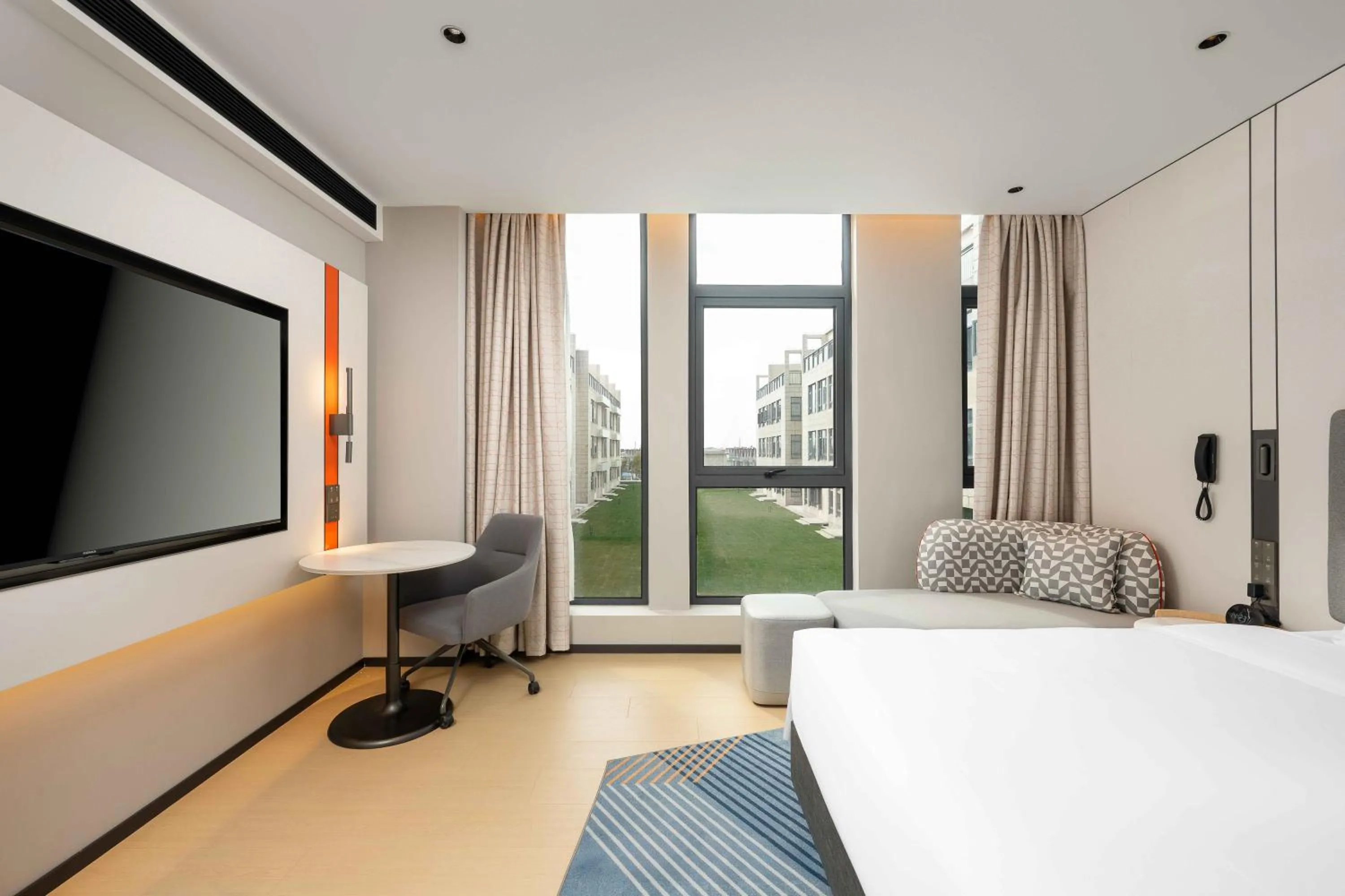 Bed in Holiday Inn Express Shanghai PVG Airport Zhuqiao - Free shuttle bus to Pudong Airport and Disneyland