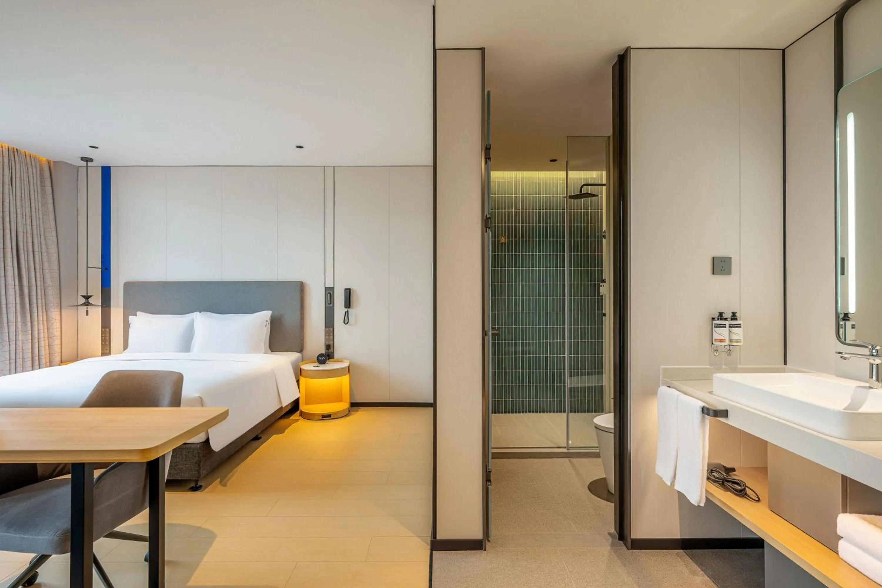 Bed in Holiday Inn Express Shanghai PVG Airport Zhuqiao - Free shuttle bus to Pudong Airport and Disneyland