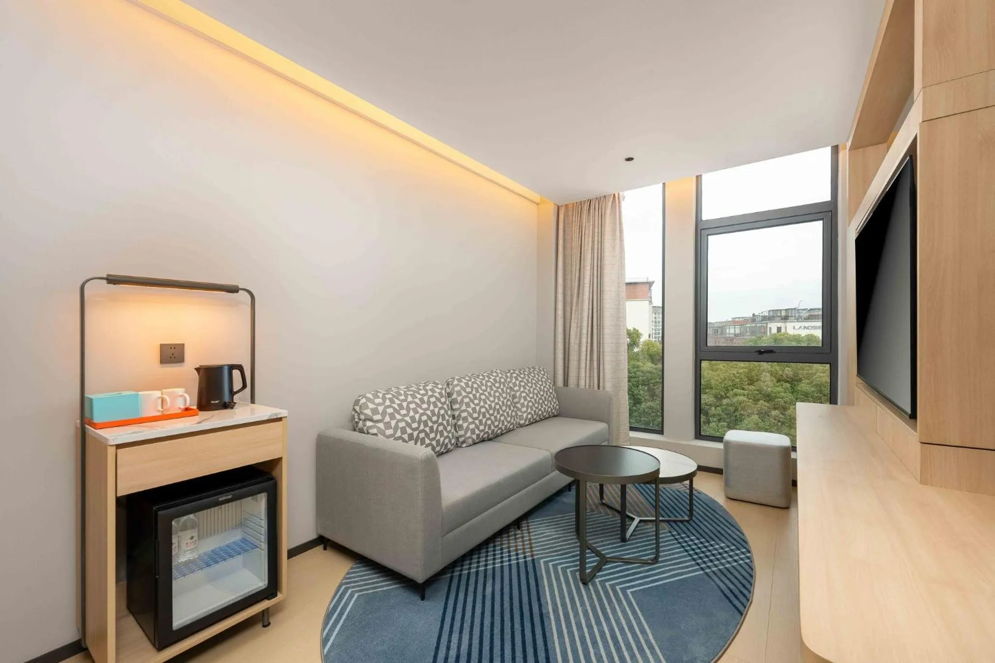 Photo of the whole room in Holiday Inn Express Shanghai PVG Airport Zhuqiao - Free shuttle bus to Pudong Airport and Disneyland